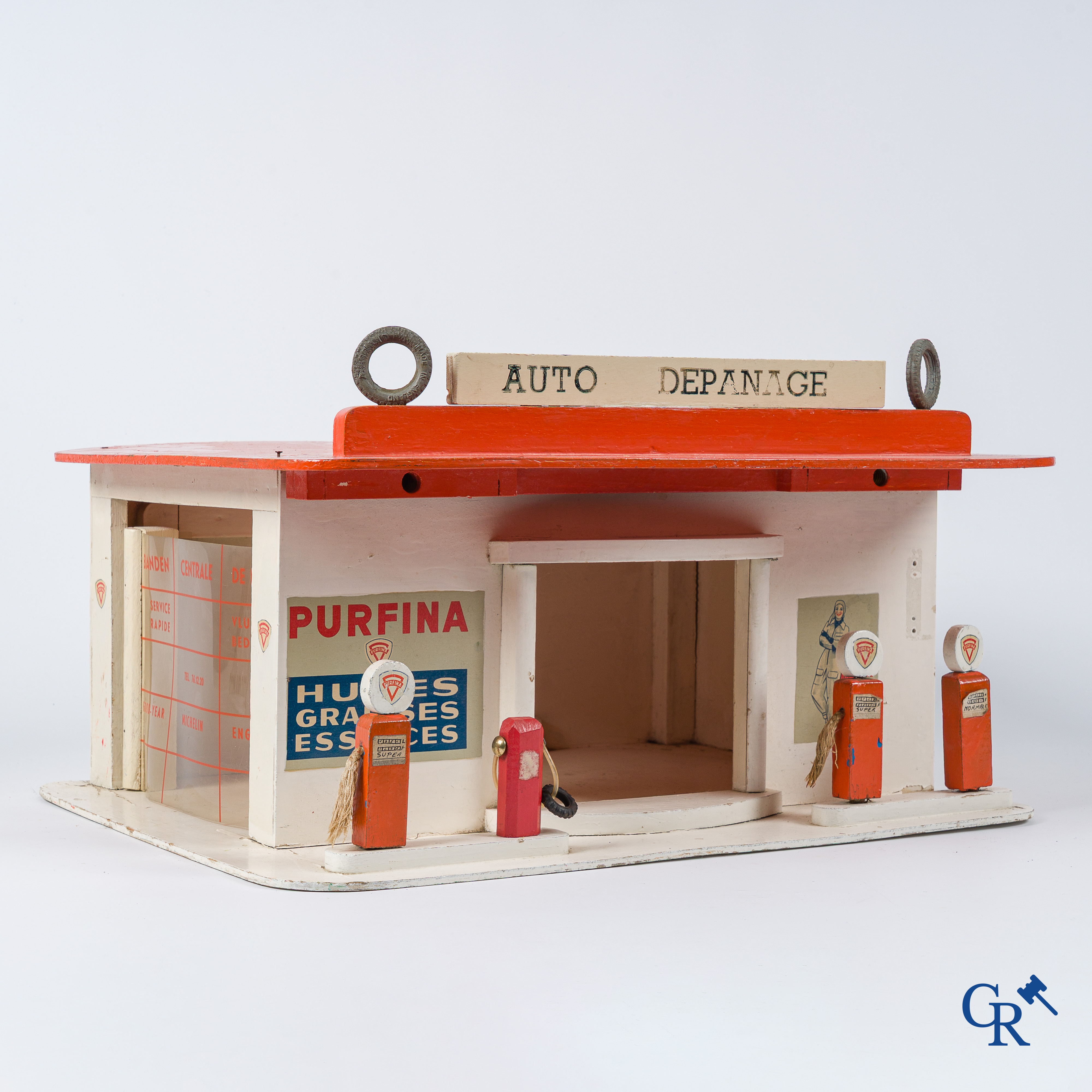 Purfina. Speelgoed garage met publiciteit voor de oliën, vetten en benzines van Purfina. Jaren '50.