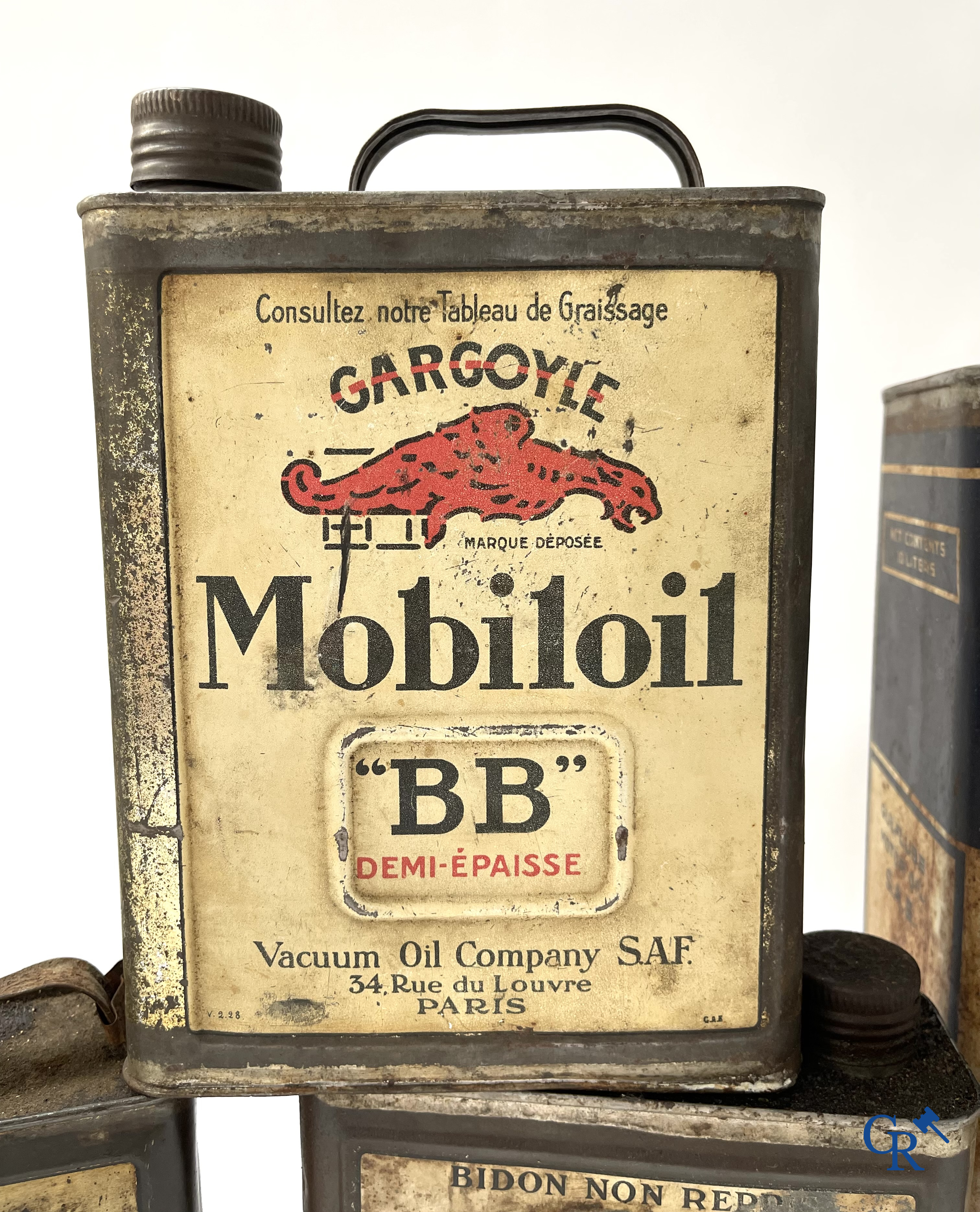 Automobilia, Lot oil cans. Gulf, Gulflube Motor oil 10L., Cargoyle-Mobiloil, Bret-oil, Castrollo. 1930's-40's-50's.