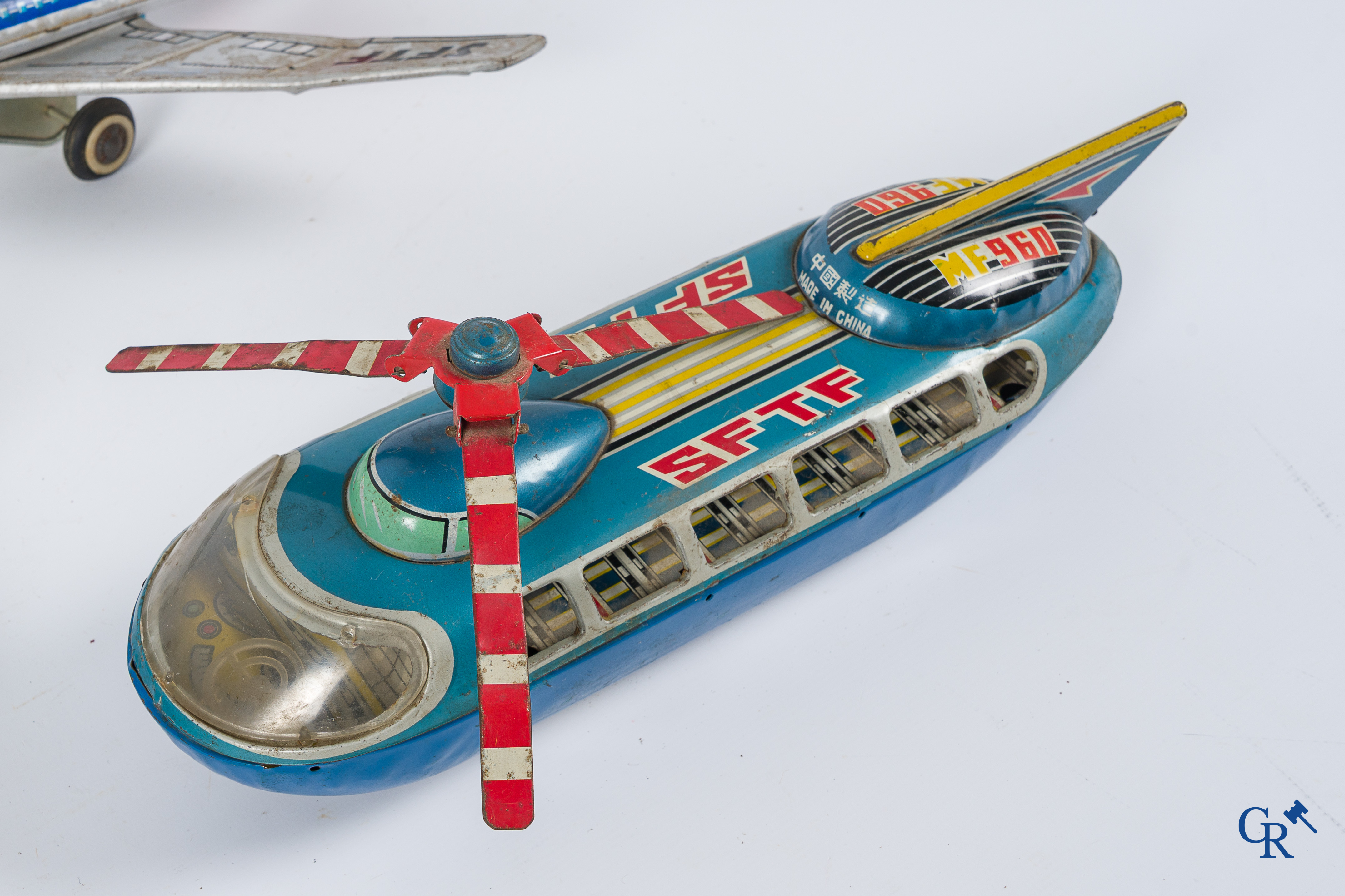 Old toys. Lot with toys in metal and tin including airplanes and a spaceship.