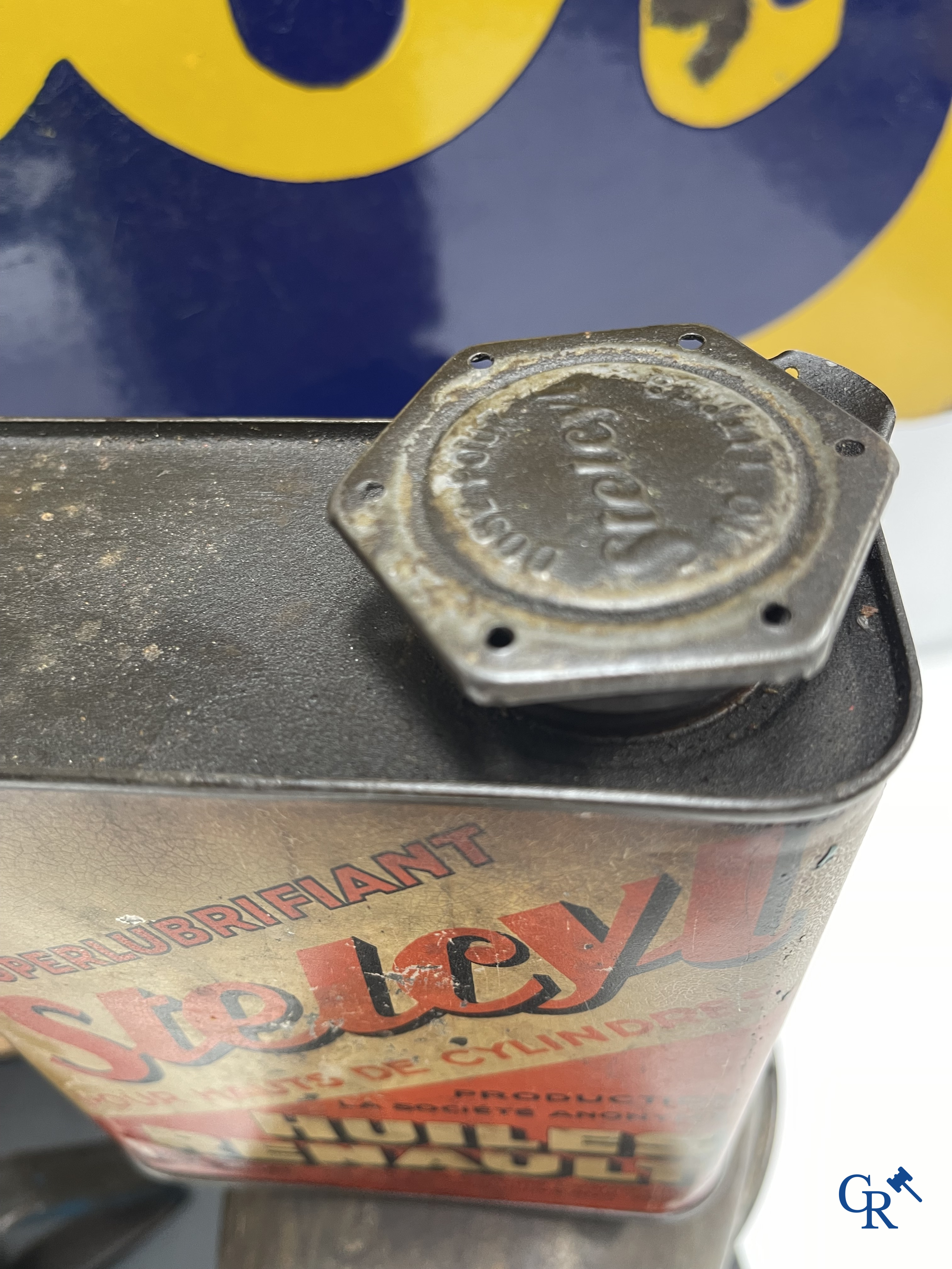 Automobilia, Kavel met een emaille reclamebord Peugeot, olieblikken en een houten Renault kist.