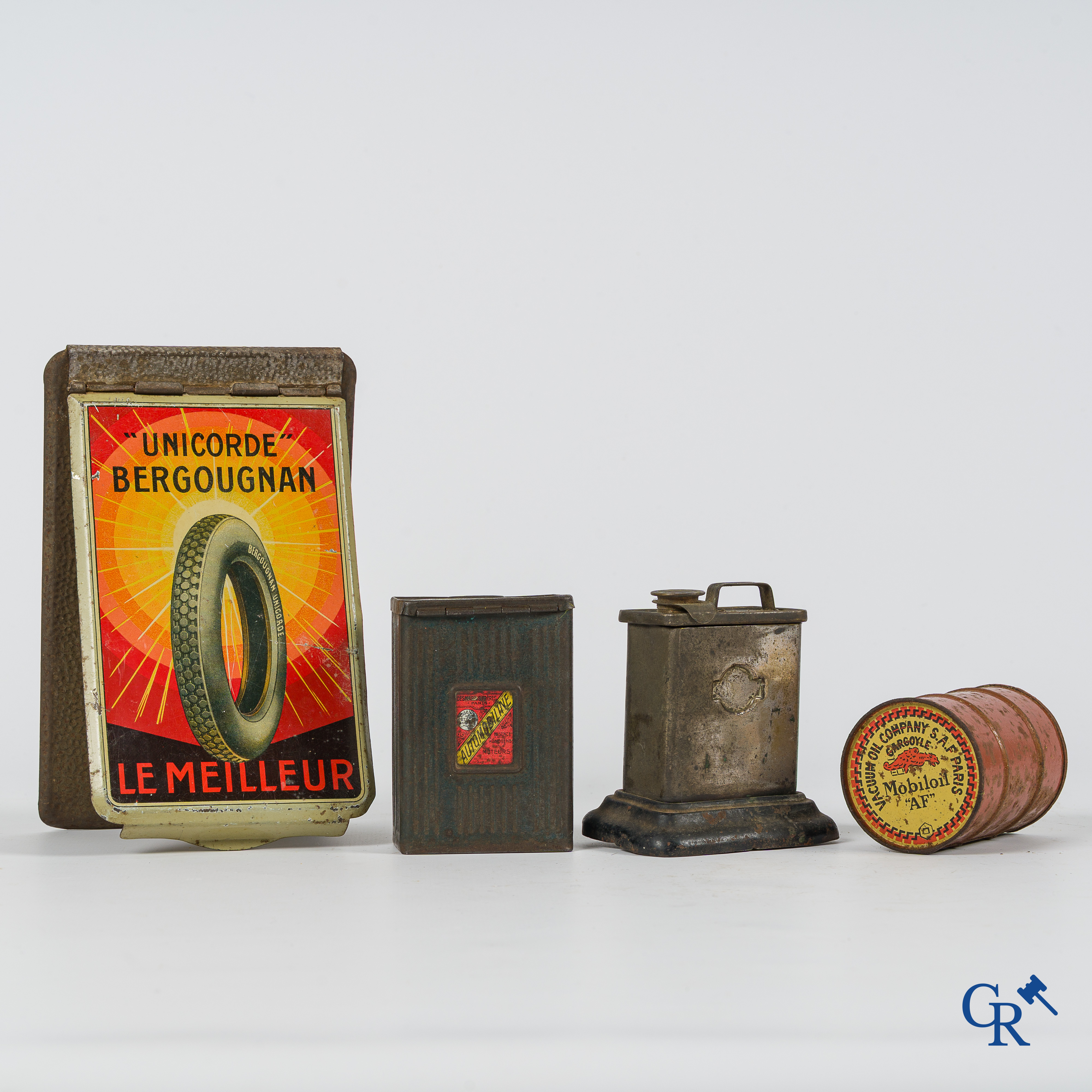Automobilia, lot collectibles and publicity items in metal for oil and car tires. 1950's.