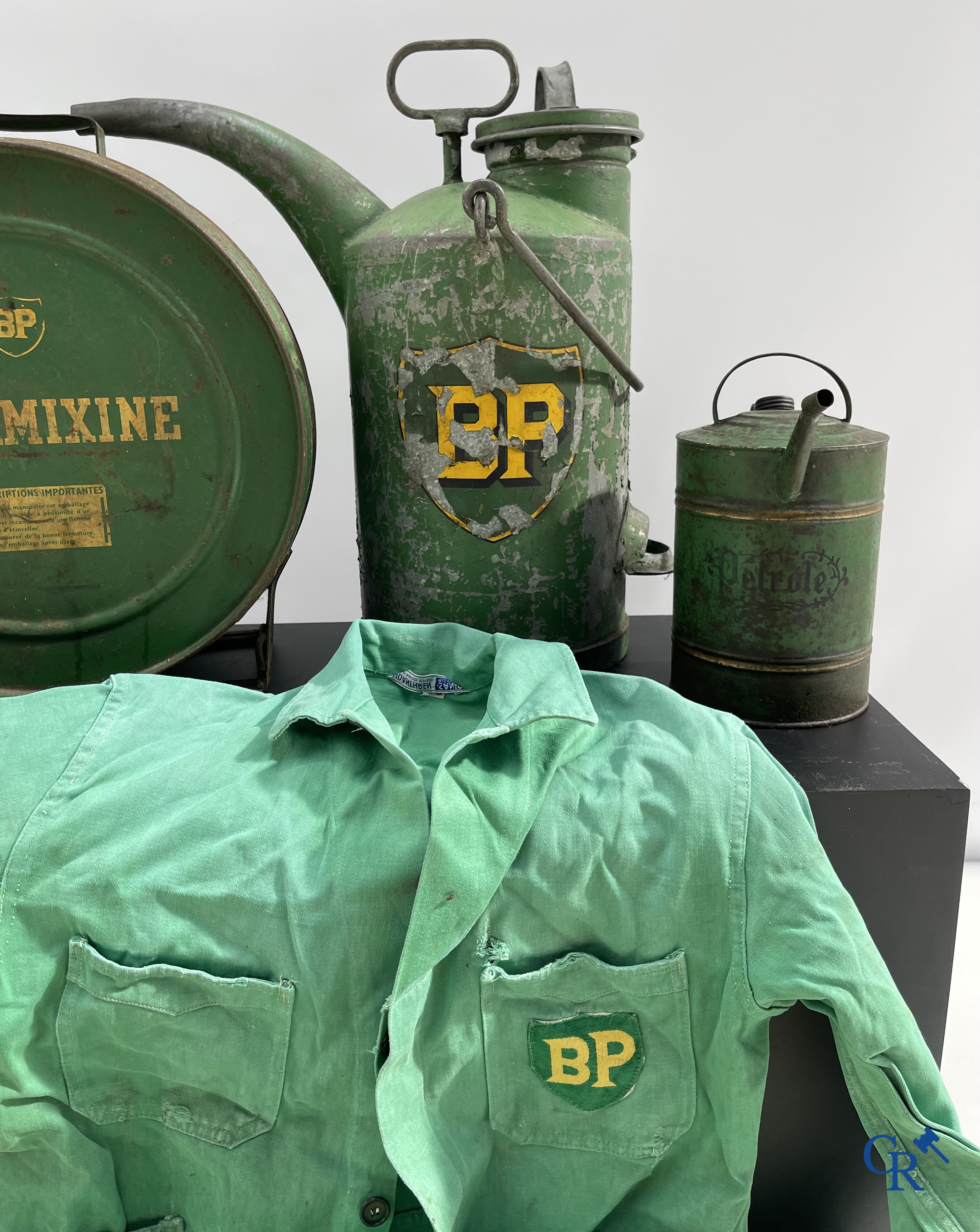 Automobilia. BP. Een kavel met BP oliekannen, oude smeertabellen en een outfit voor BP pomphouder. Jaren '40-'50-'60.