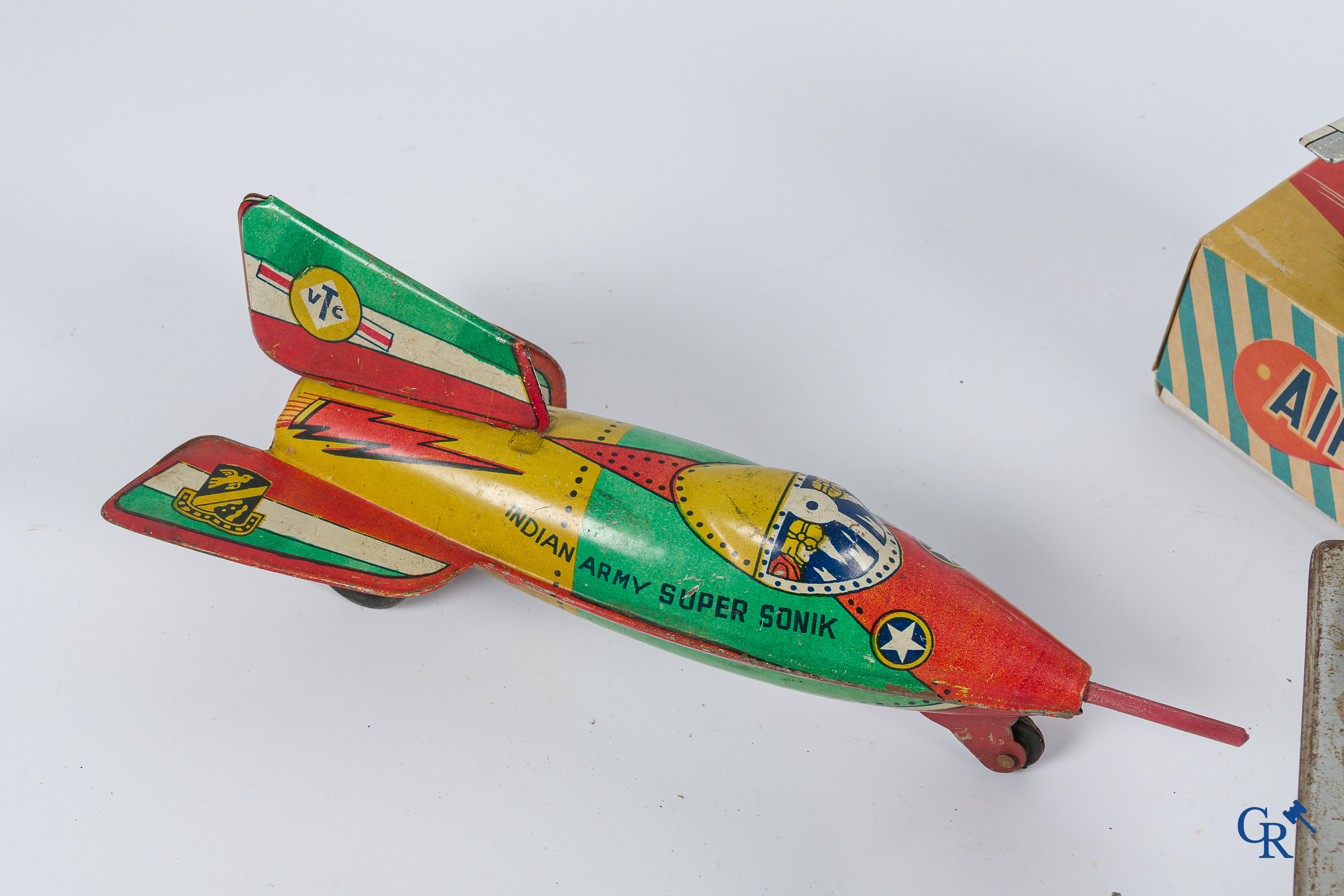 Old toys. Lot with toys in metal and tin including airplanes and a spaceship.
