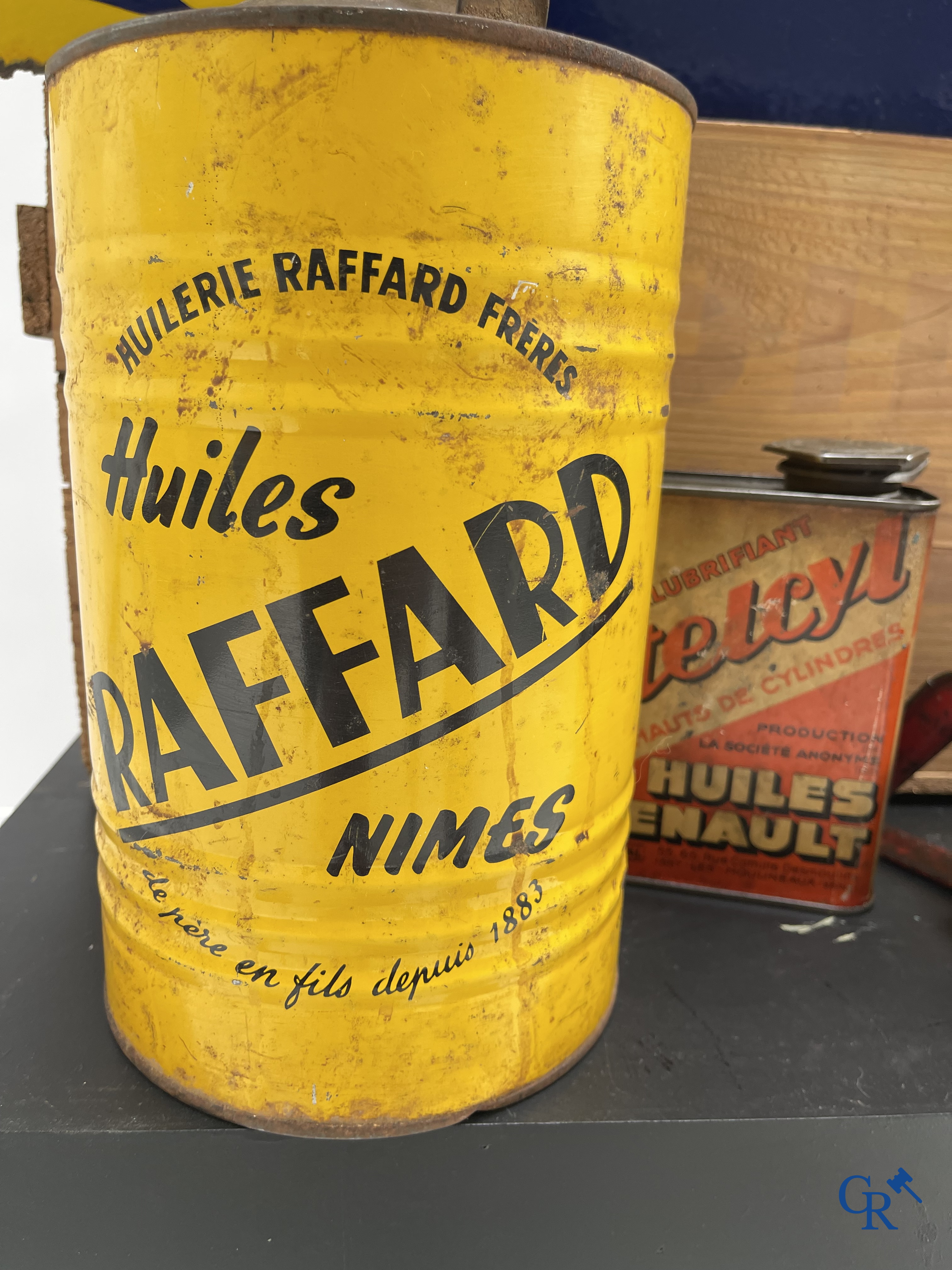 Automobilia, Kavel met een emaille reclamebord Peugeot, olieblikken en een houten Renault kist.