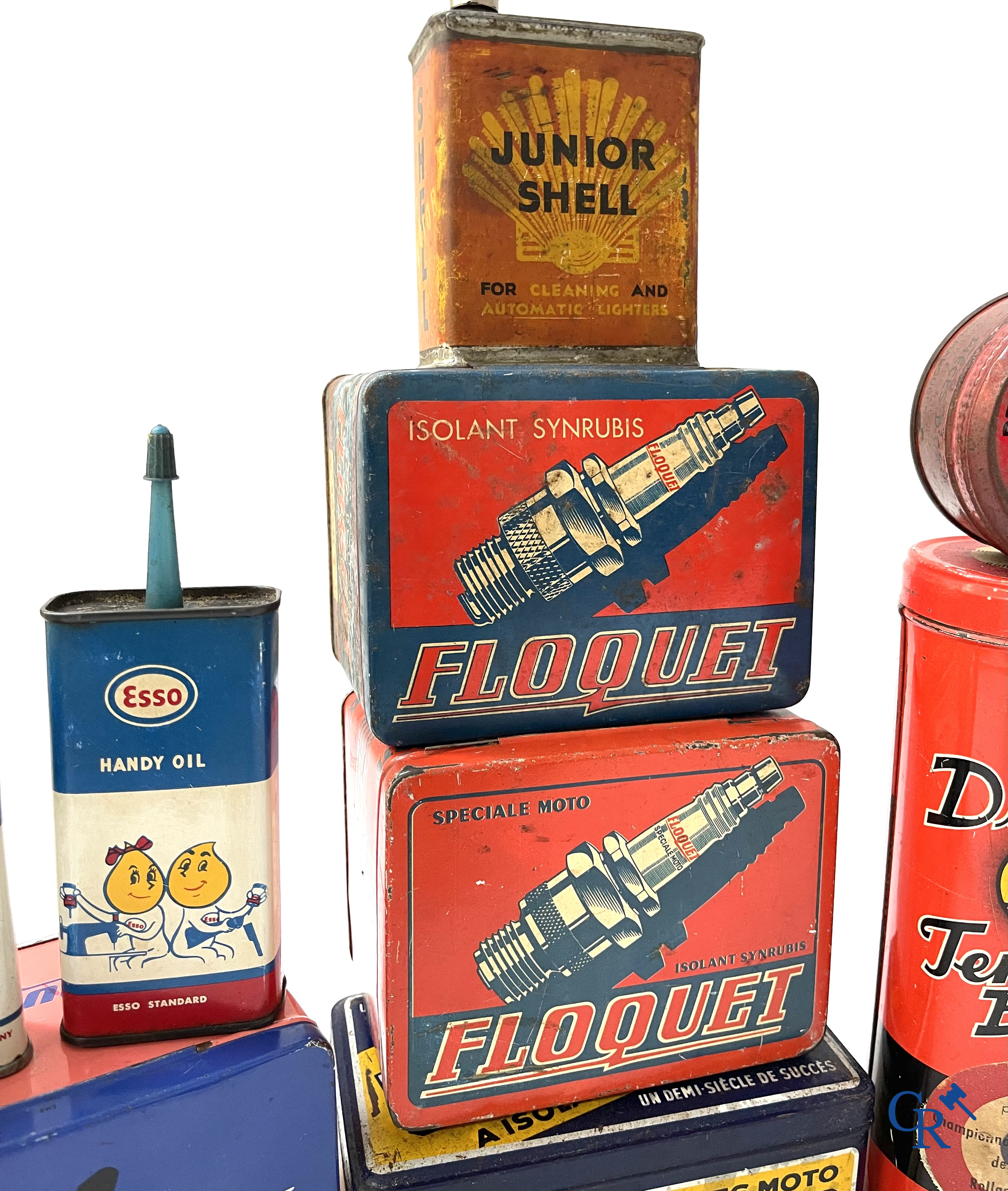 Automobilia. Large batch of oil cans and other related to bicycles, spark plugs, oils and others. 1940's-50's-60's.