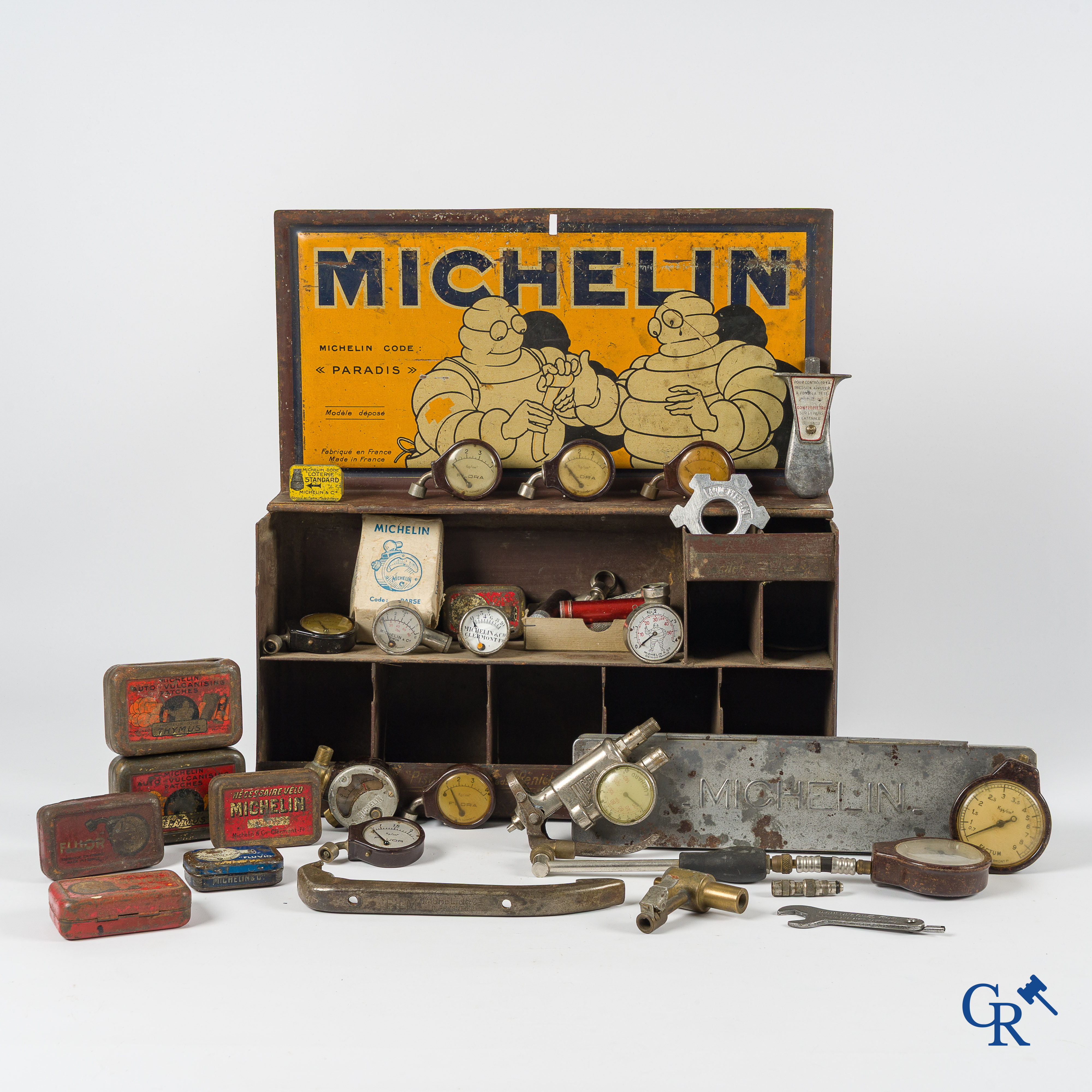 Michelin. Interesting lot with Michelin measuring devices, tin boxes, code Paradis box and others. 1920's-1930's.