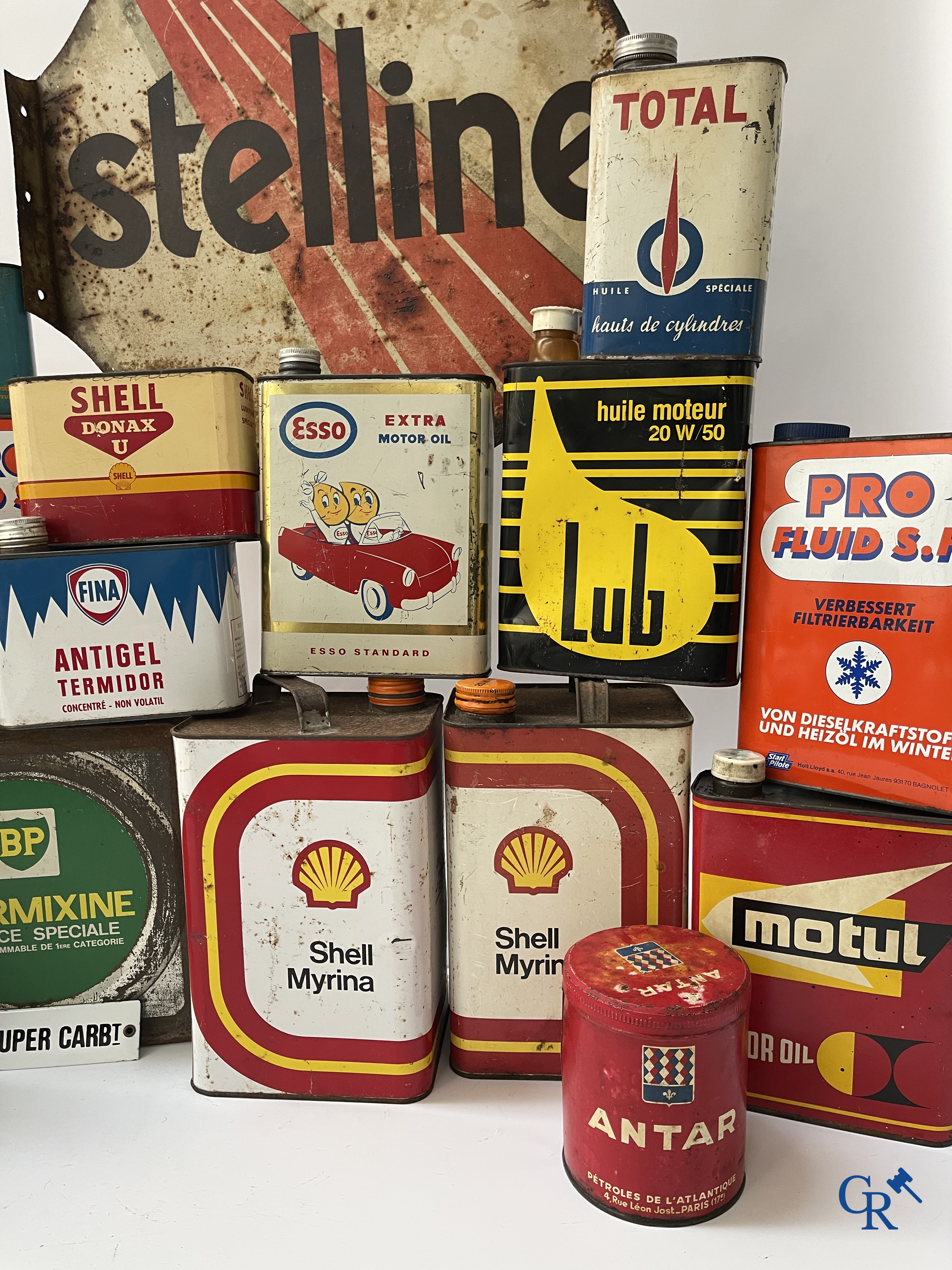 Automobilia, Groot lot olieblikken, een uithangbord Stelline, olie schenkkan Antar, en emaille bordje. Jaren '50-'60.