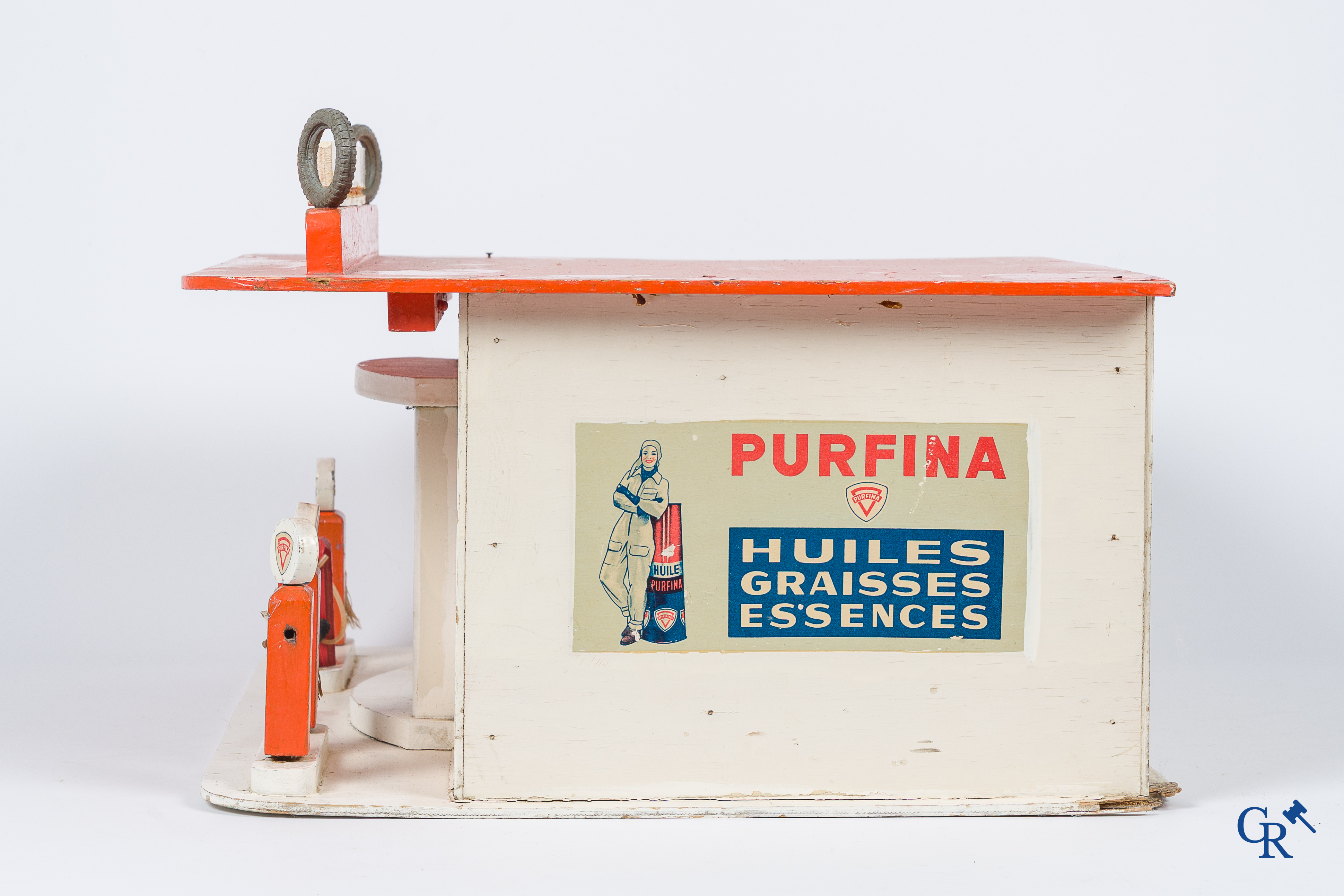 Purfina. Speelgoed garage met publiciteit voor de oliën, vetten en benzines van Purfina. Jaren '50.