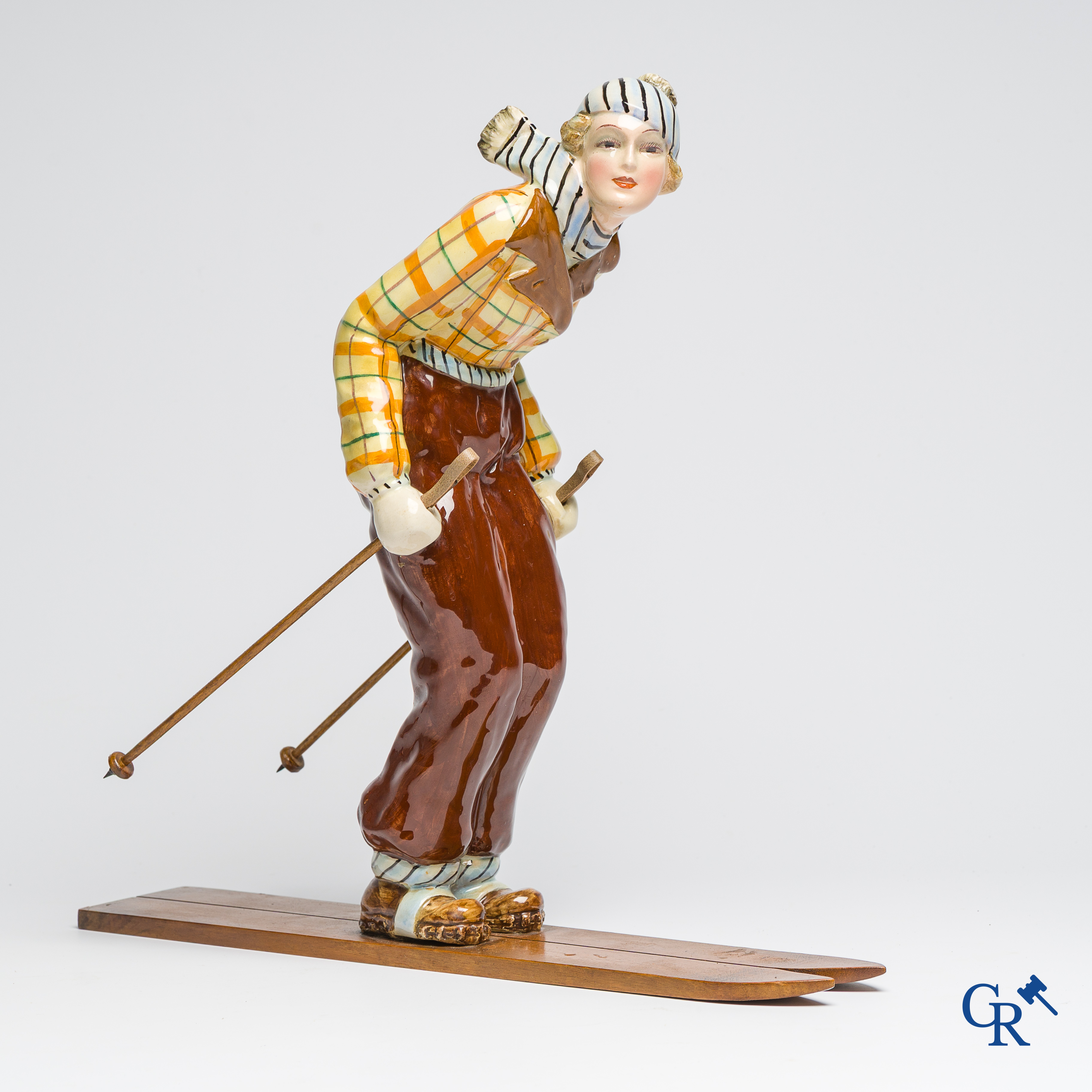 Art Deco, Hertwig en Company, Katzhütte, Thüringen. Skiester in fijn polychroom en geglazuurd aardewerk. Circa 1930.