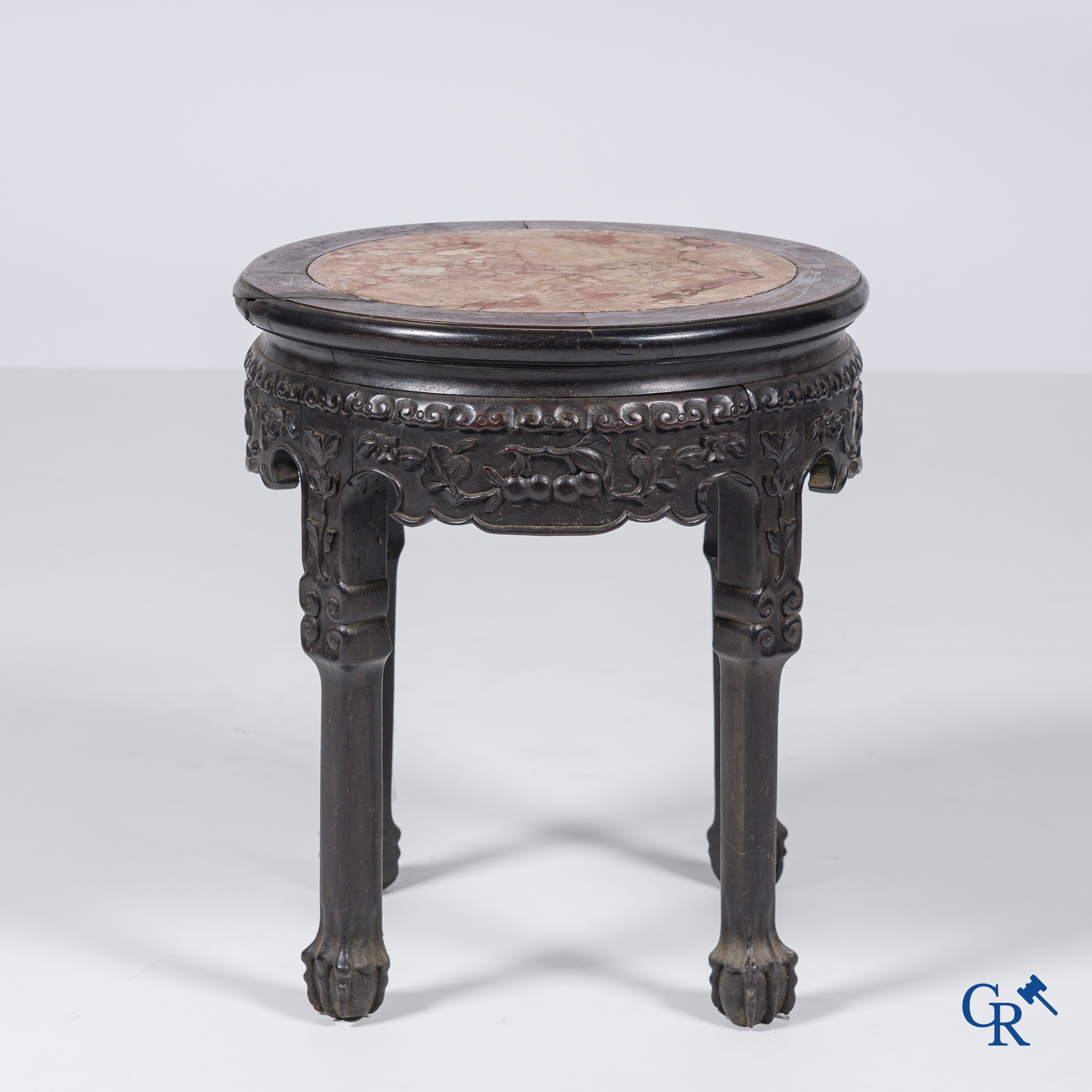 Aziatica, een imposante bronzen Chinese vaas op een sokkel in Chinees hardhout.