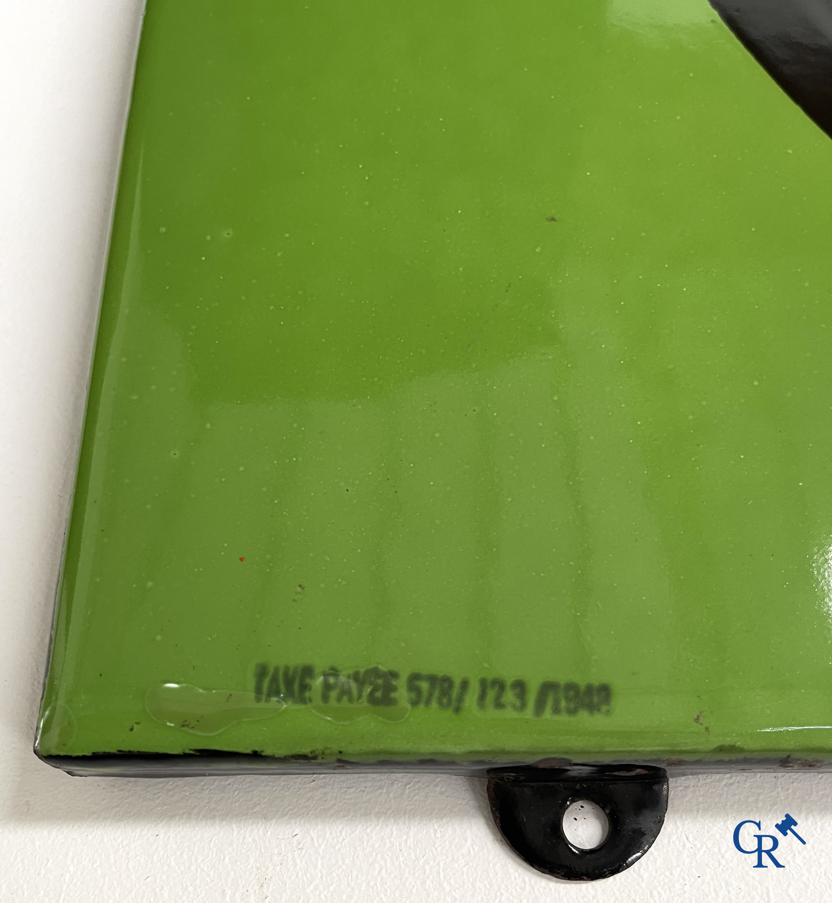 Castrol Motor Oil, plaque émaillée publicitaire pour huile moteur Castrol. Version rare avec 2 logos cerclés noirs. 1948.