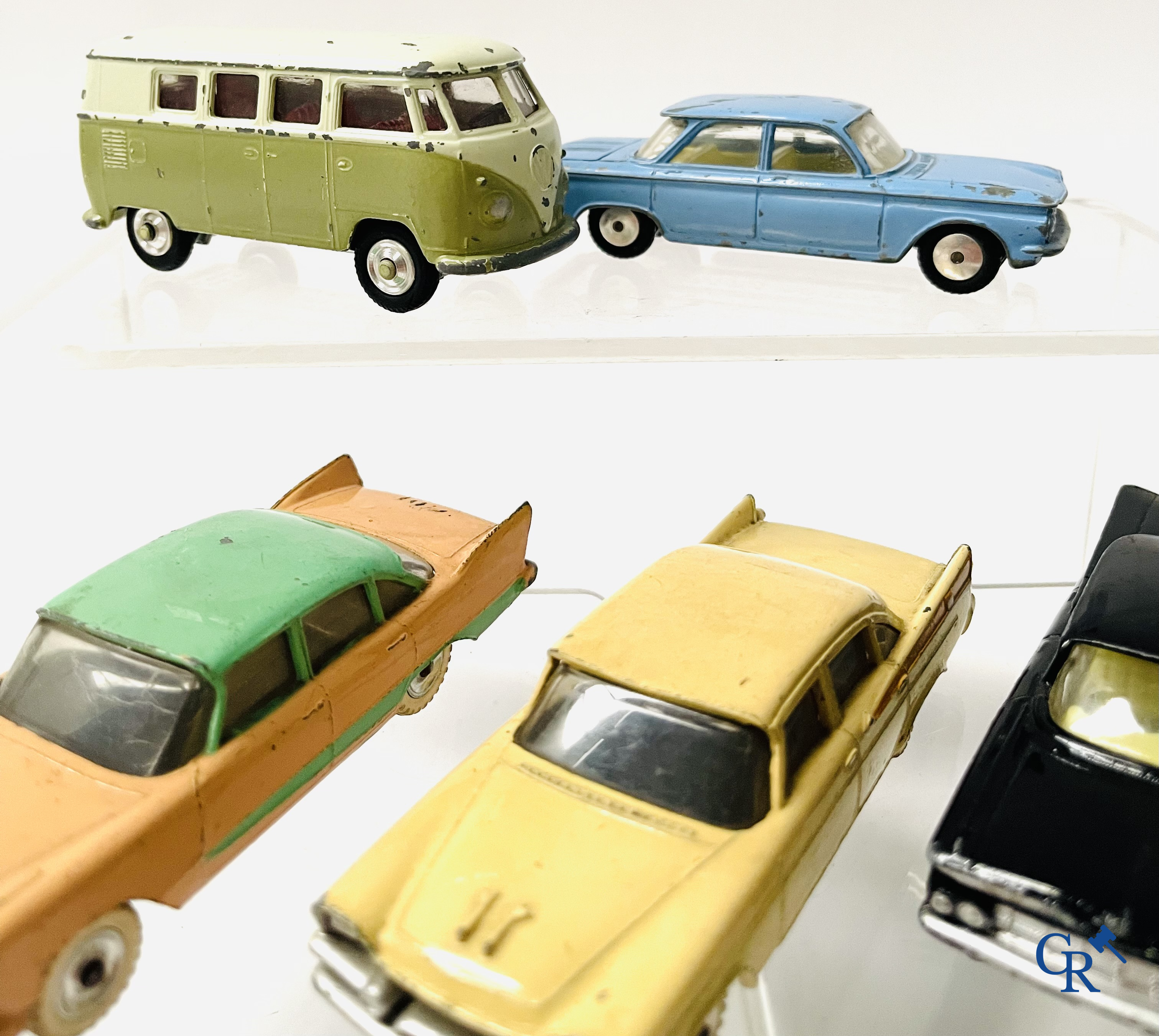 Old toys, a lot with Dinky Toys and Corgi Toys.