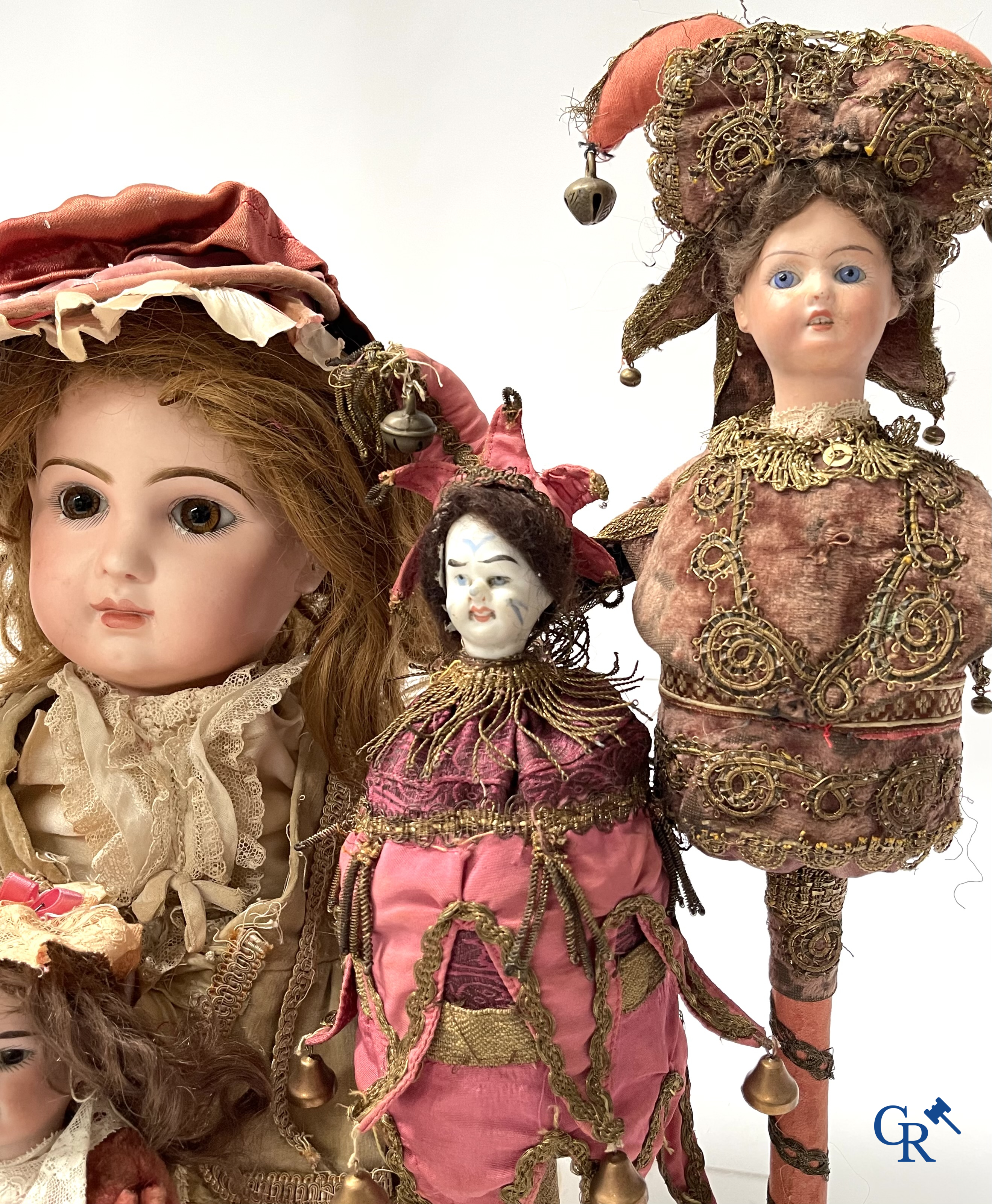 A lot with beautiful antique dolls, Jumeau bouche fermée, bath doll Frozen Charly, quirky rattles, etc.