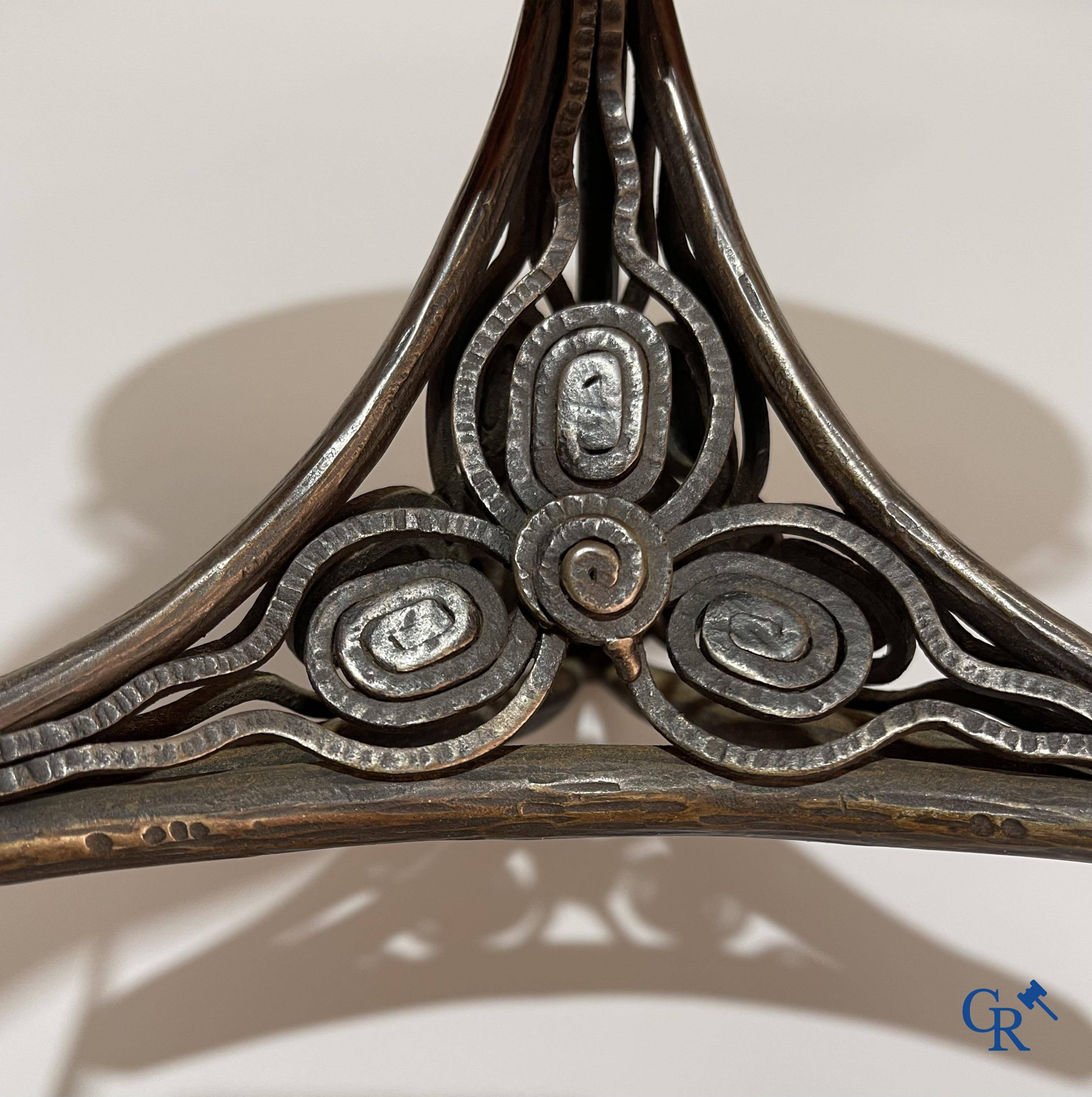 Camille Fauré (1874-1956), Un grand vide poche Art déco en cloisonne sur un pied en fer forgé finement martelé.