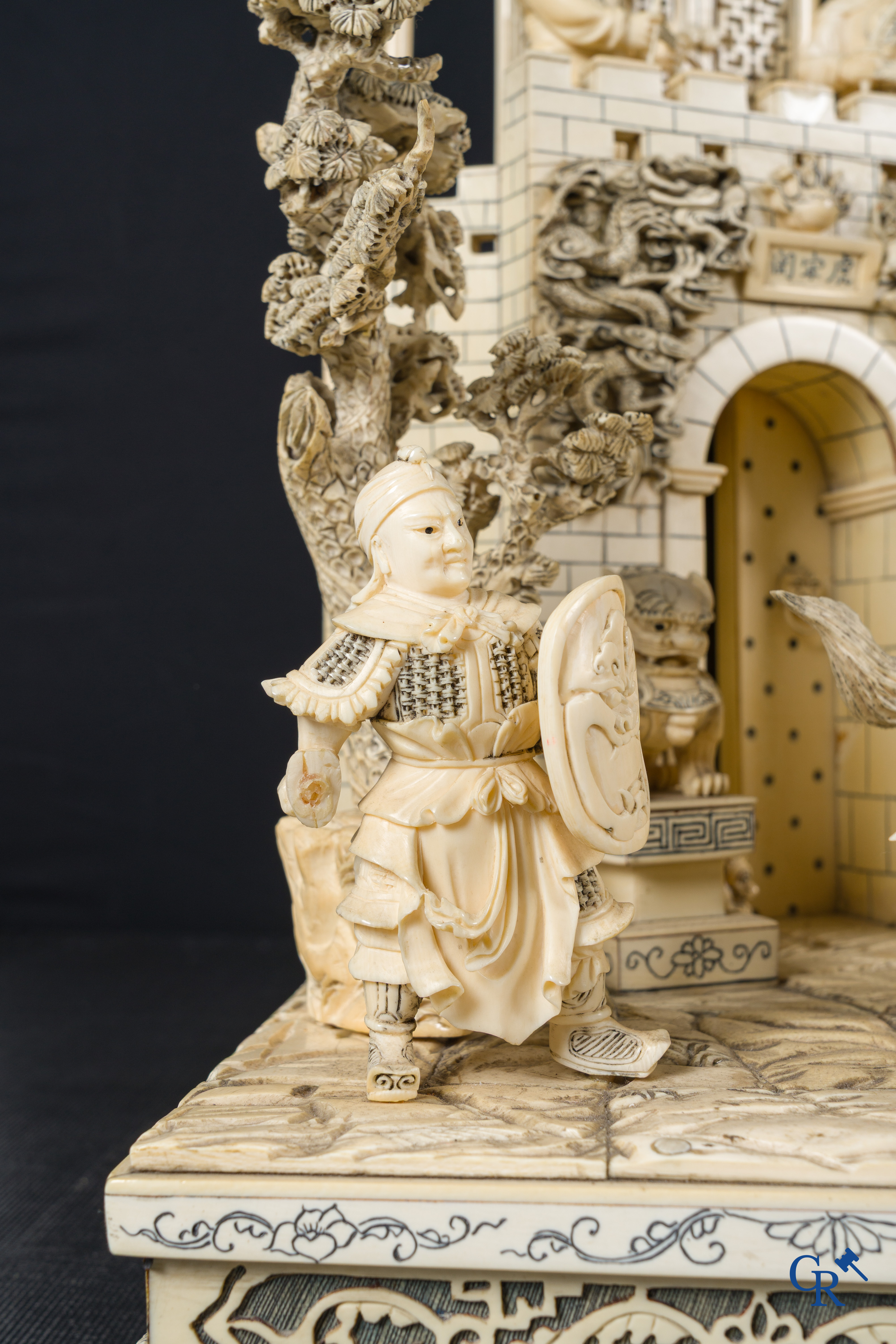 Aziatica, een grote Chinese groep in ivoor en hout. Late Qing-dynastie (1644-1912).