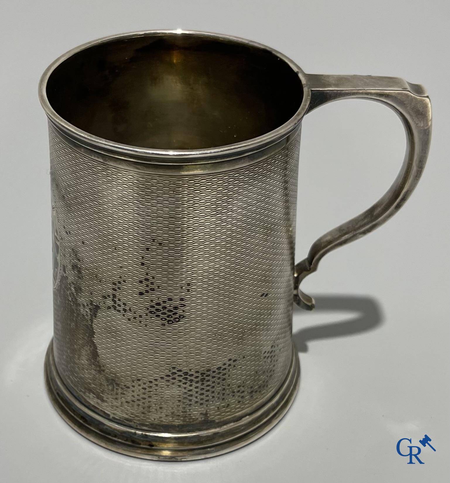 Une chope en argent avec fond en verre. XVIIIème-XIXème siècle. Aucune poinçon visible.