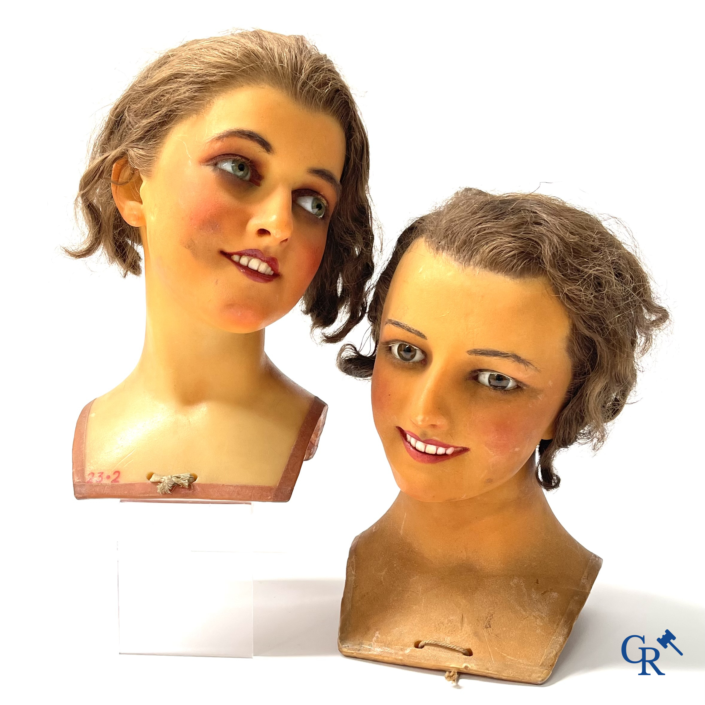 Een paar bustes voor mannequins in was met glazen ogen. Hoogstwaarschijnlijk Siegel of Pierre Imans. Circa 1920.