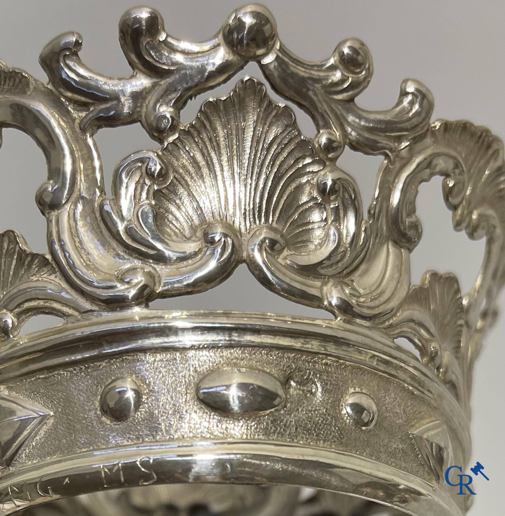 Silver, crown in silver.