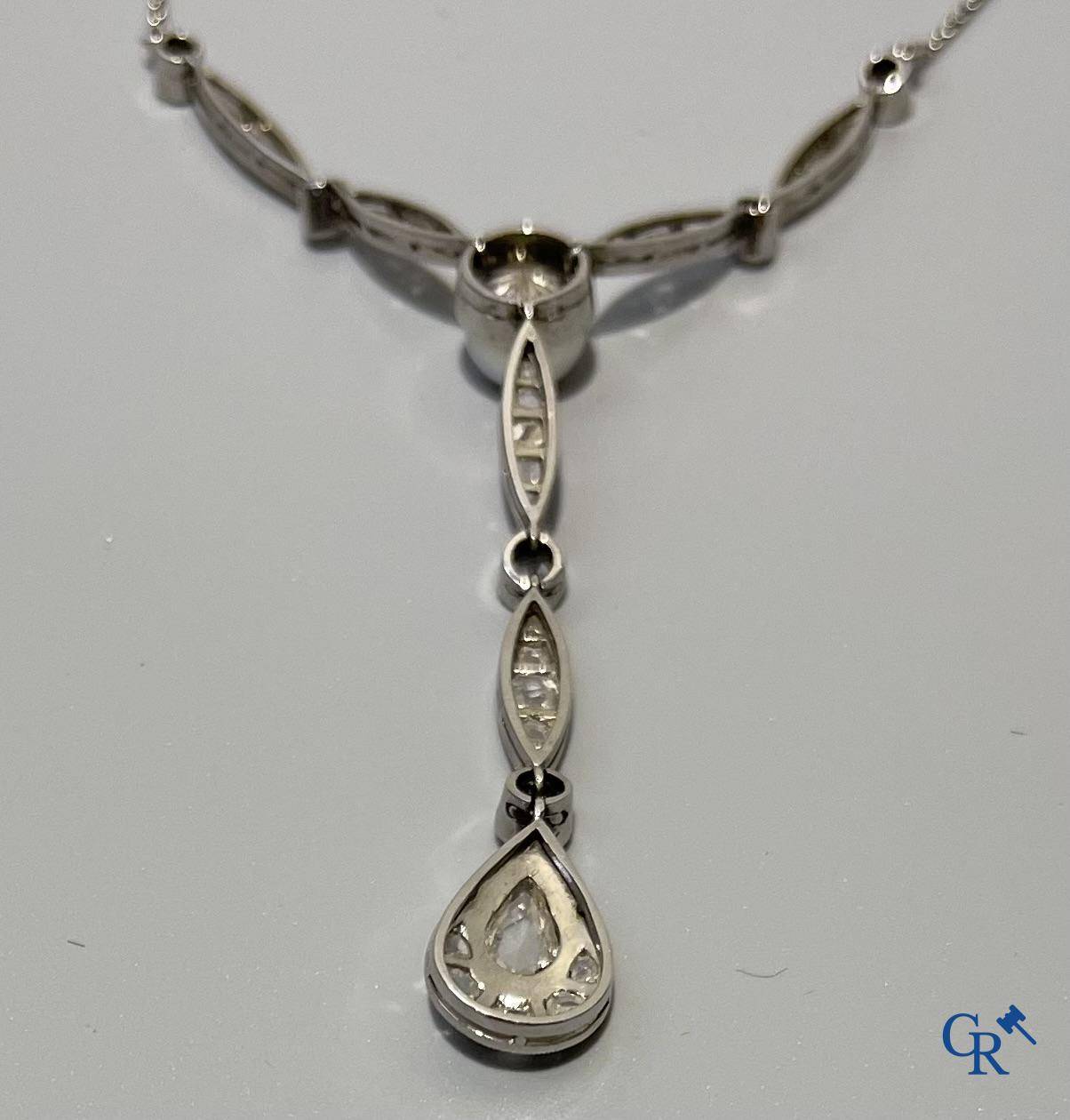 Jewellery, a necklace in white gold 750°/00 set with diamonds and a pearl. Around 1920.