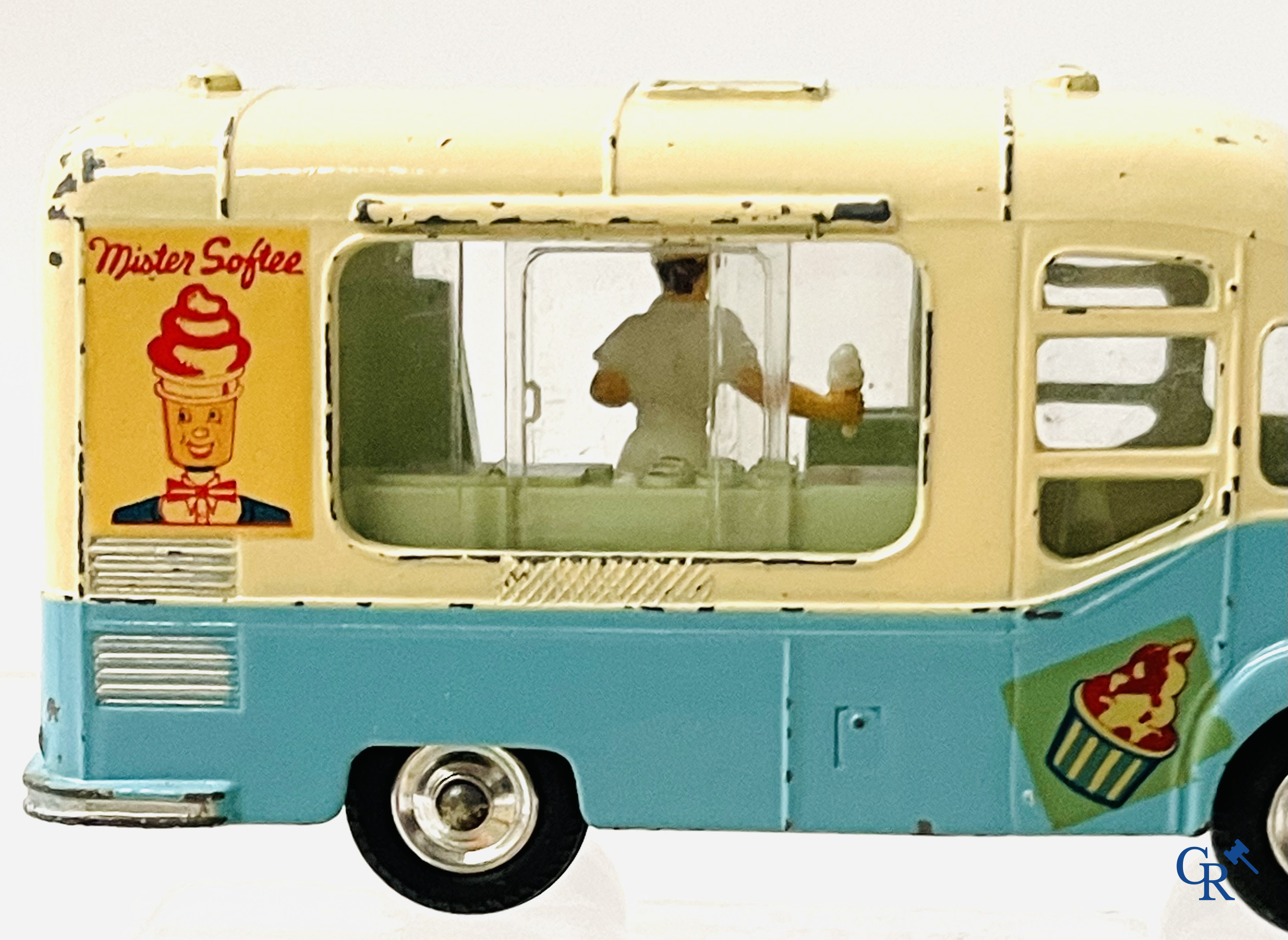 Old toys, a lot with Dinky Toys and Corgi Toys.