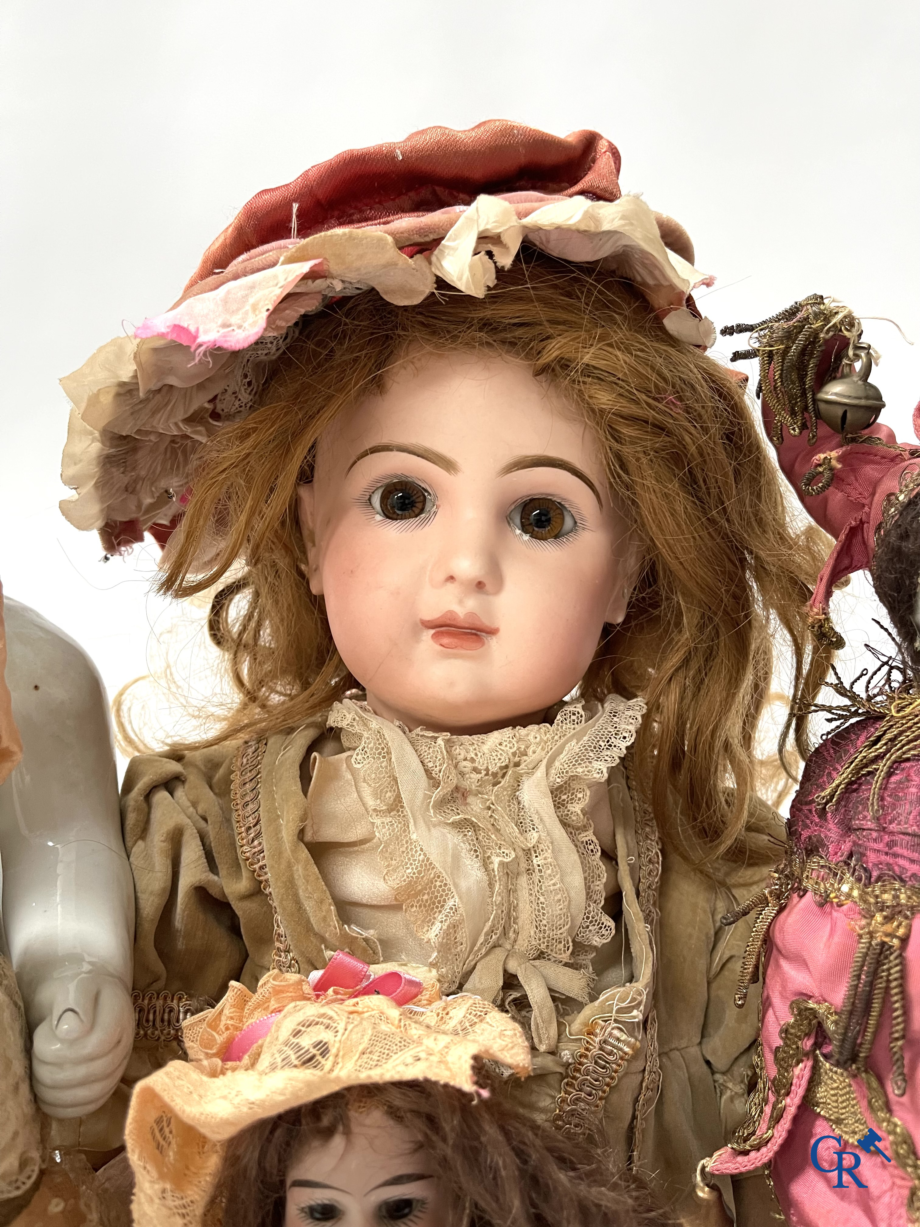 A lot with beautiful antique dolls, Jumeau bouche fermée, bath doll Frozen Charly, quirky rattles, etc.