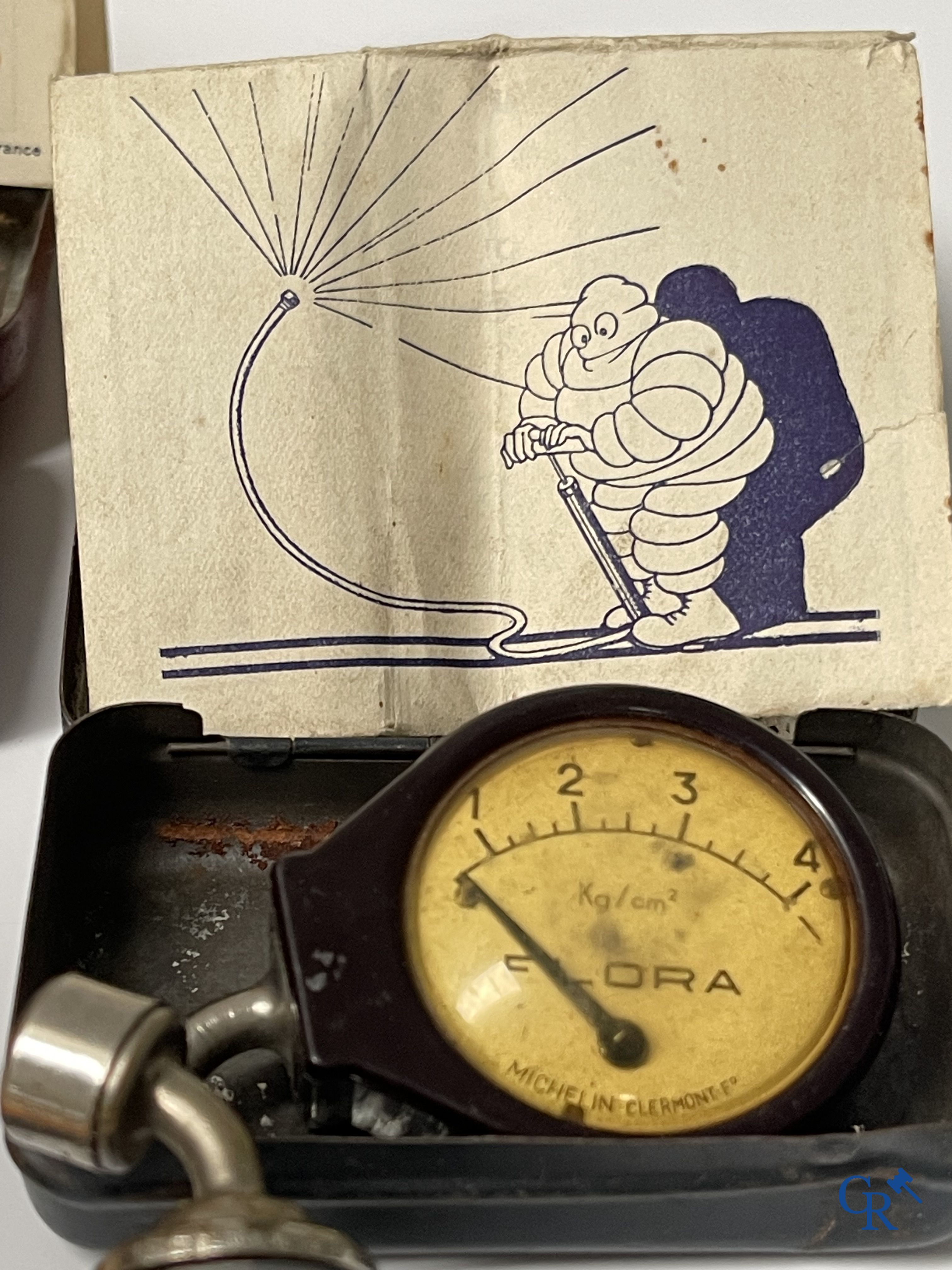 Michelin, an interesting lot with Michelin objects, mainly from the 1920's and 1930's.