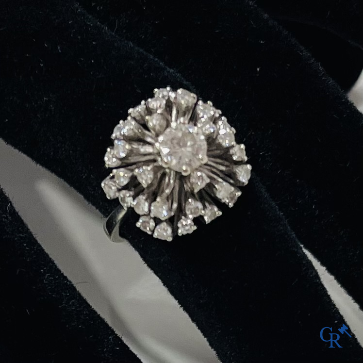 Jewellery, a ring in white gold 750°/00 set with a central brilliant and several small diamonds.