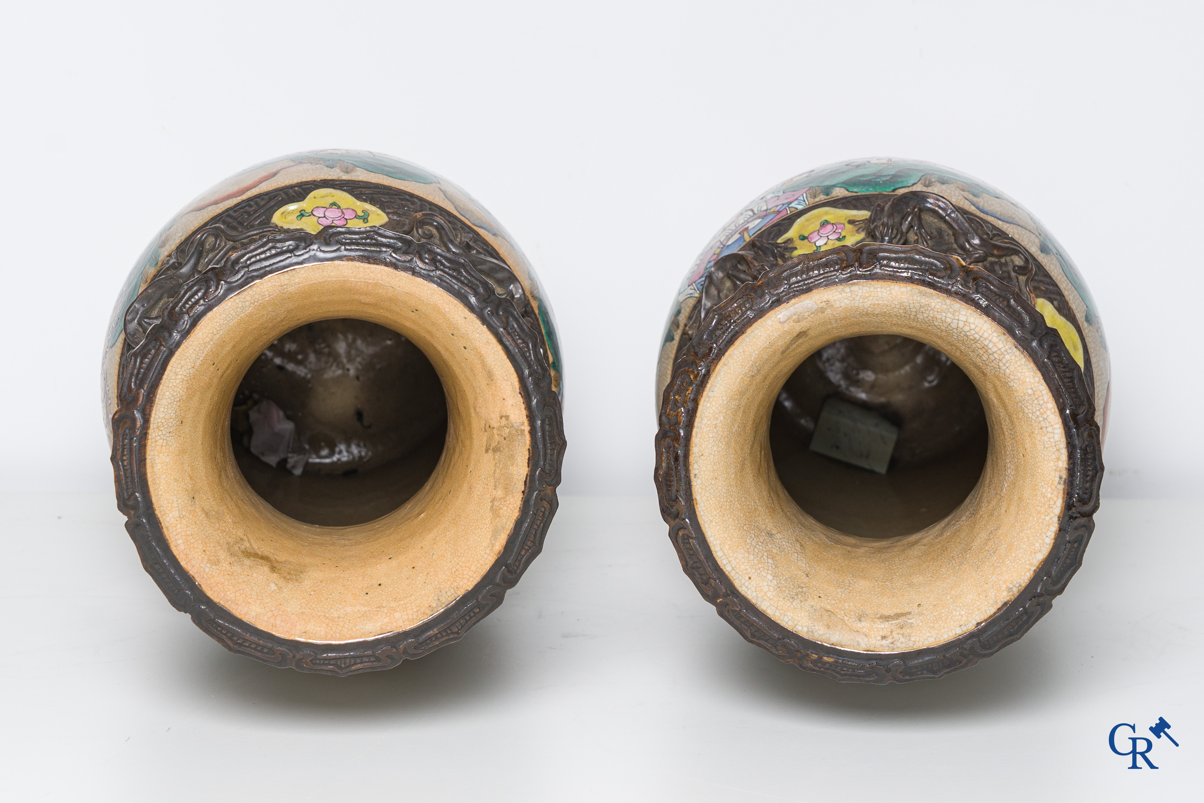 Aziatica, Chinees porselein, een paar Nanking vazen met een decor van krijgers.