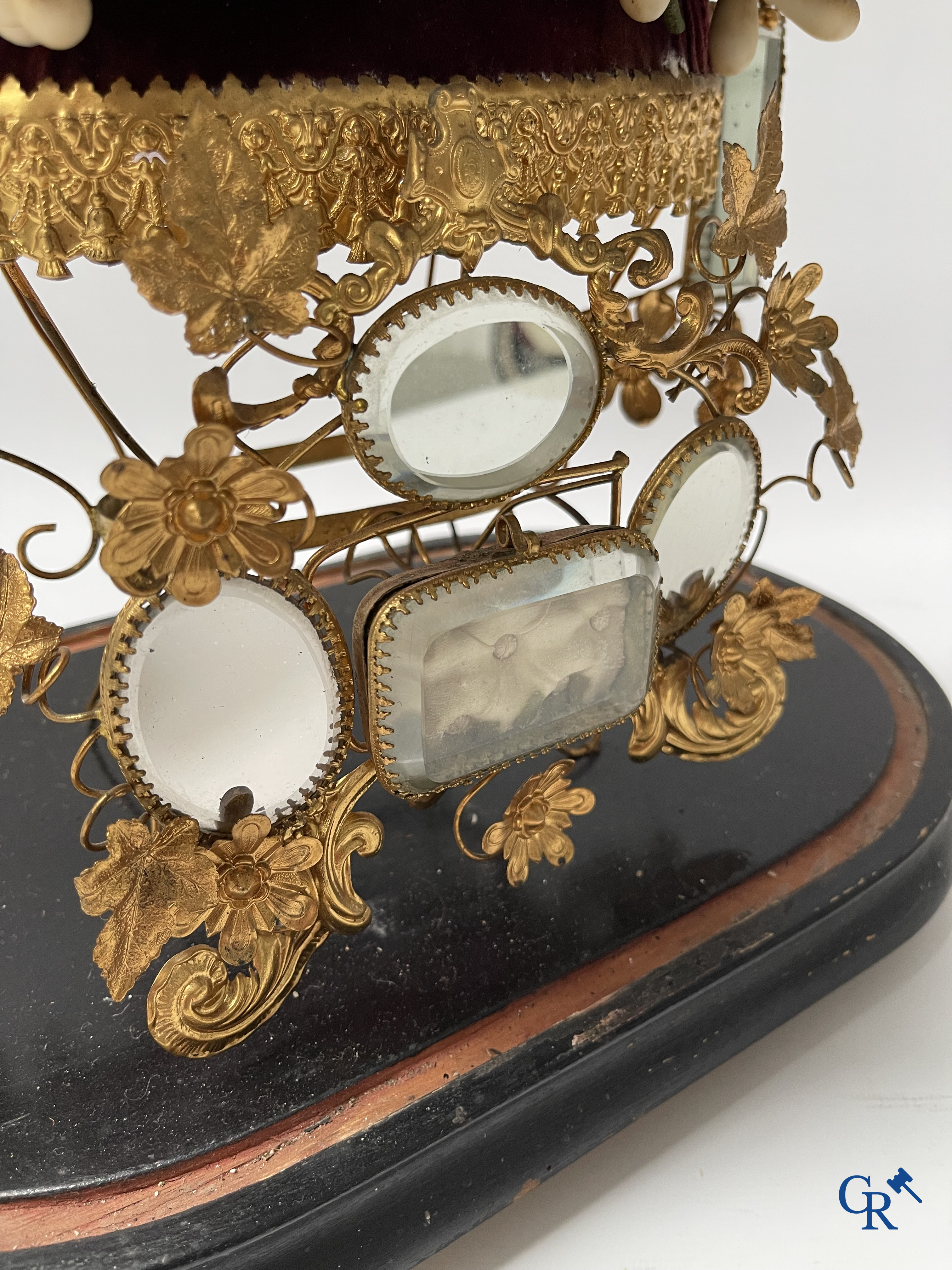 Beautiful globe with bridal bouquet and integrated jewellery box. Mirrors and gold-plated brass. Circa 1900.