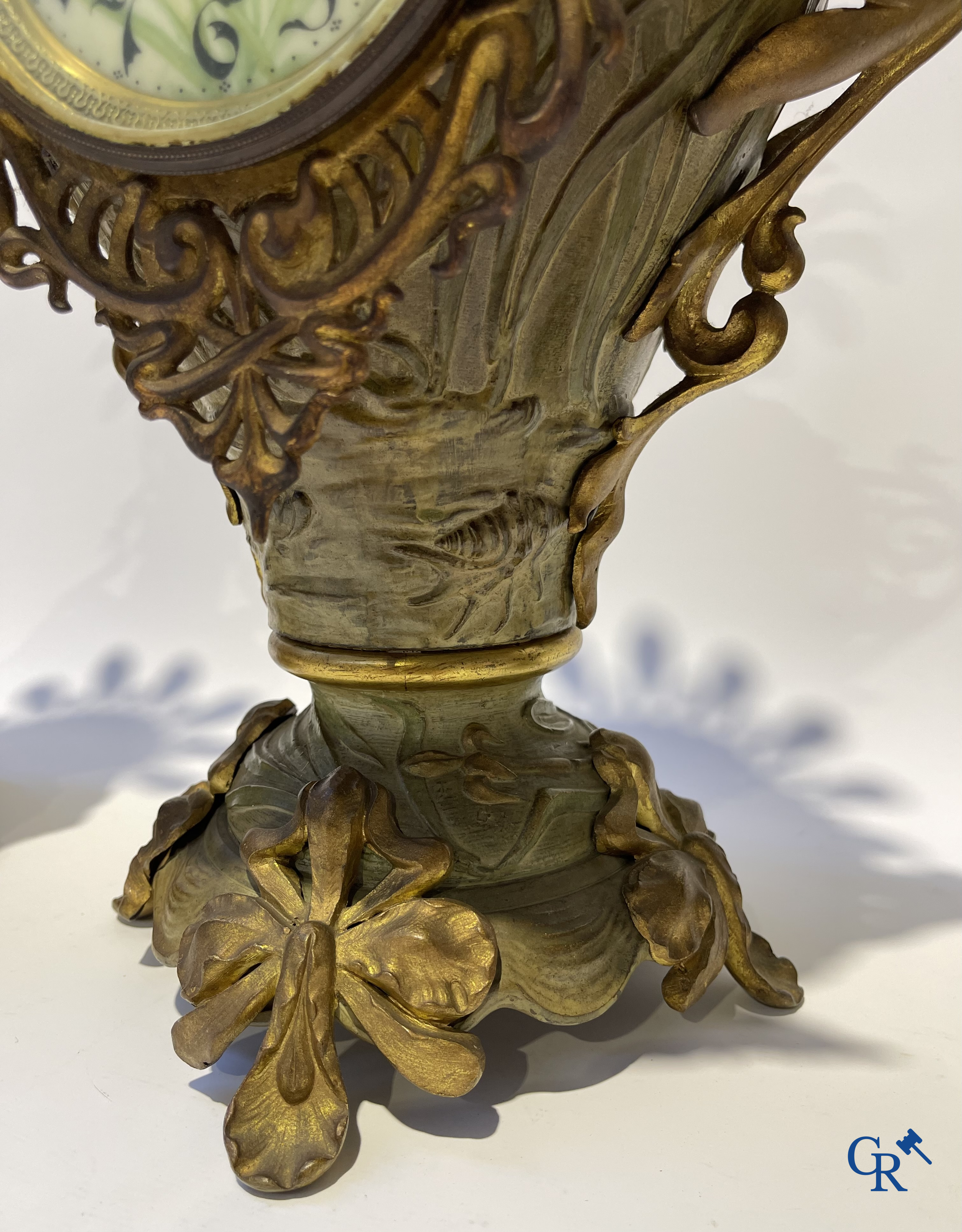 Art Nouveau, een uitzonderlijk 3-delig koud beschilderde bronzen schouwgarnituur met zeedieren. Circa 1900.