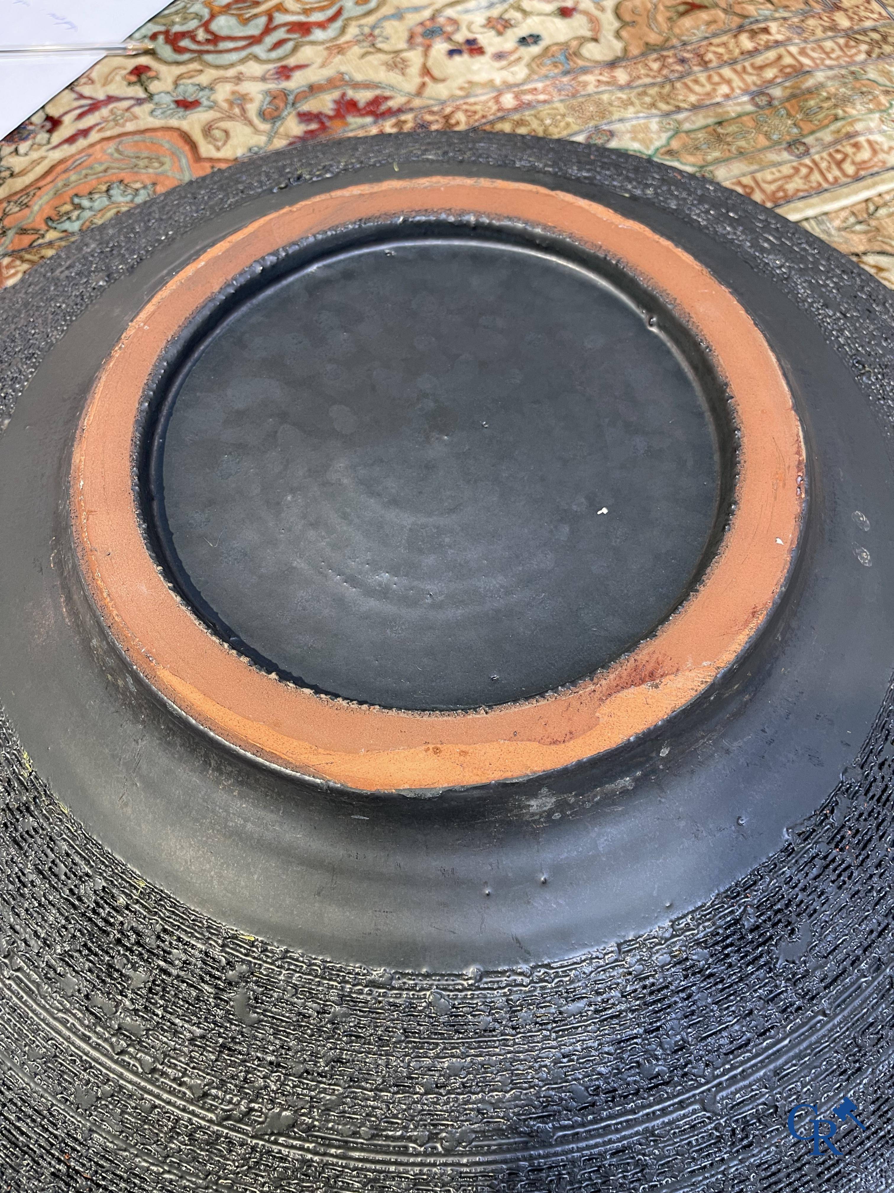 Elizabeth Vandeweghe pour Perignem Amphora. Une grande coupe en céramique émaillée sur un support en fer forgé.