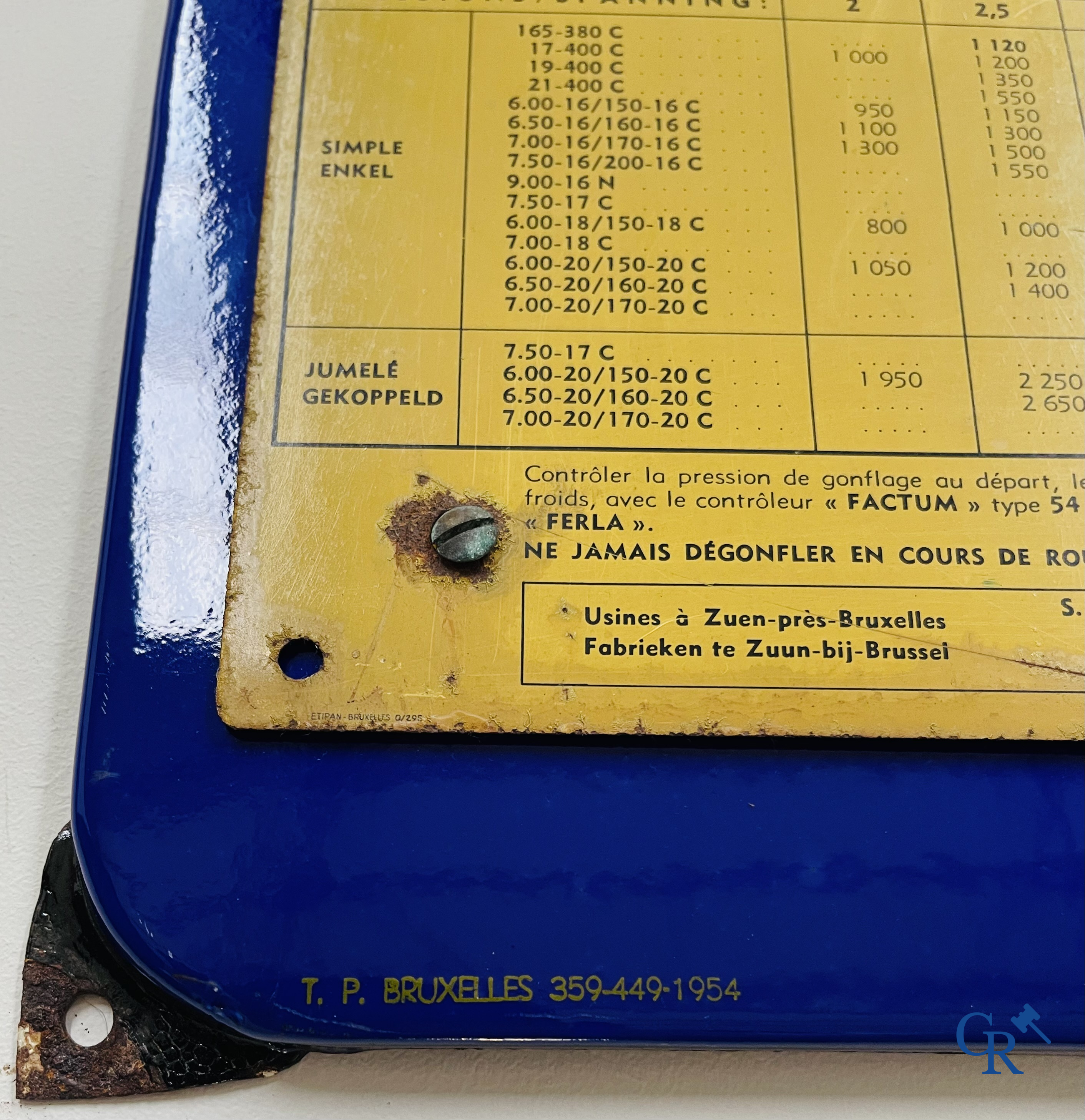 Michelin, een paar emaille borden met bandendruk paneel in blik voor auto en vrachtwagen. Emaillerie Belge 1954.