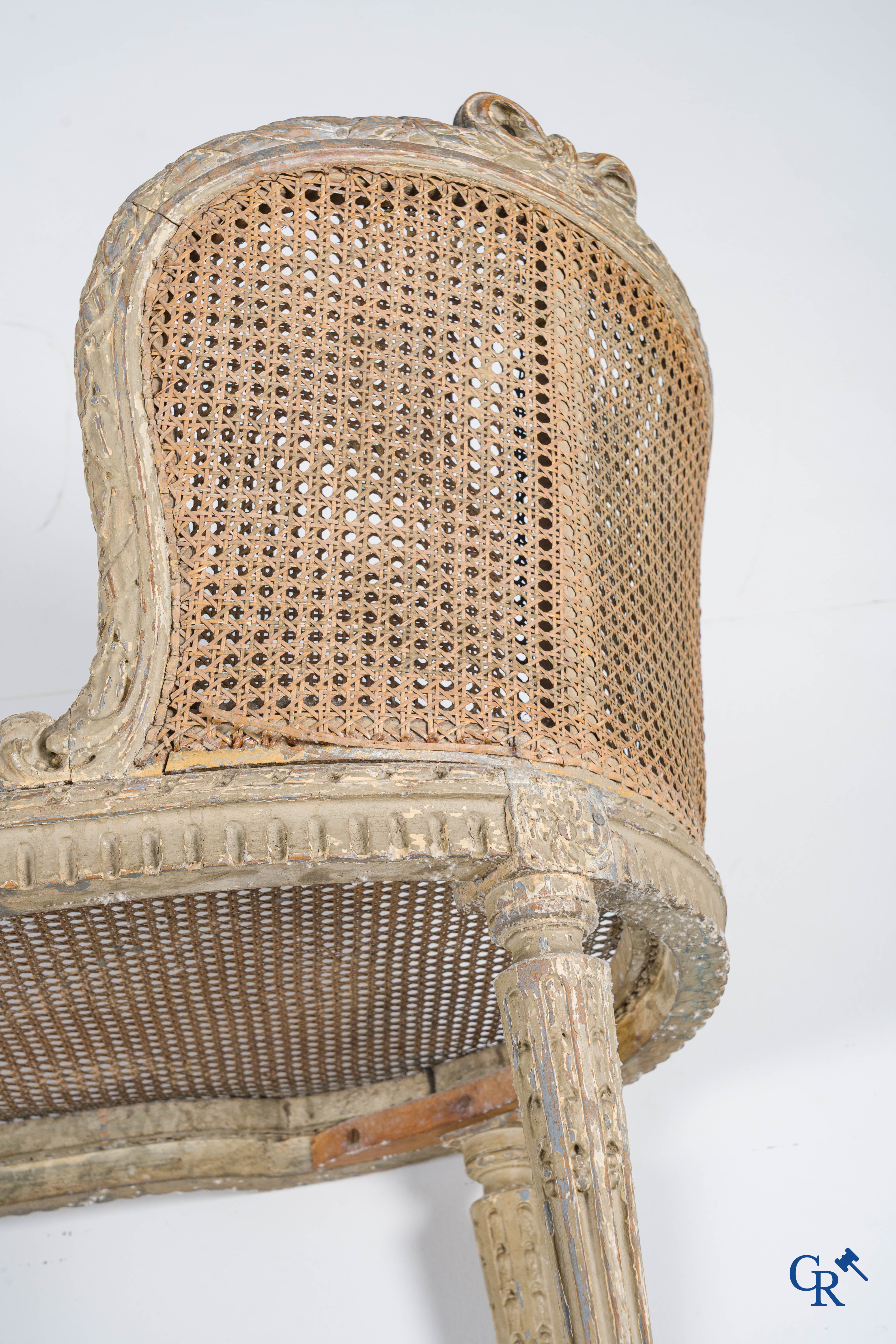 Louis XVI period. A gray patinated and wood sculpted LXVI banquet with cannage. Late 18th century.