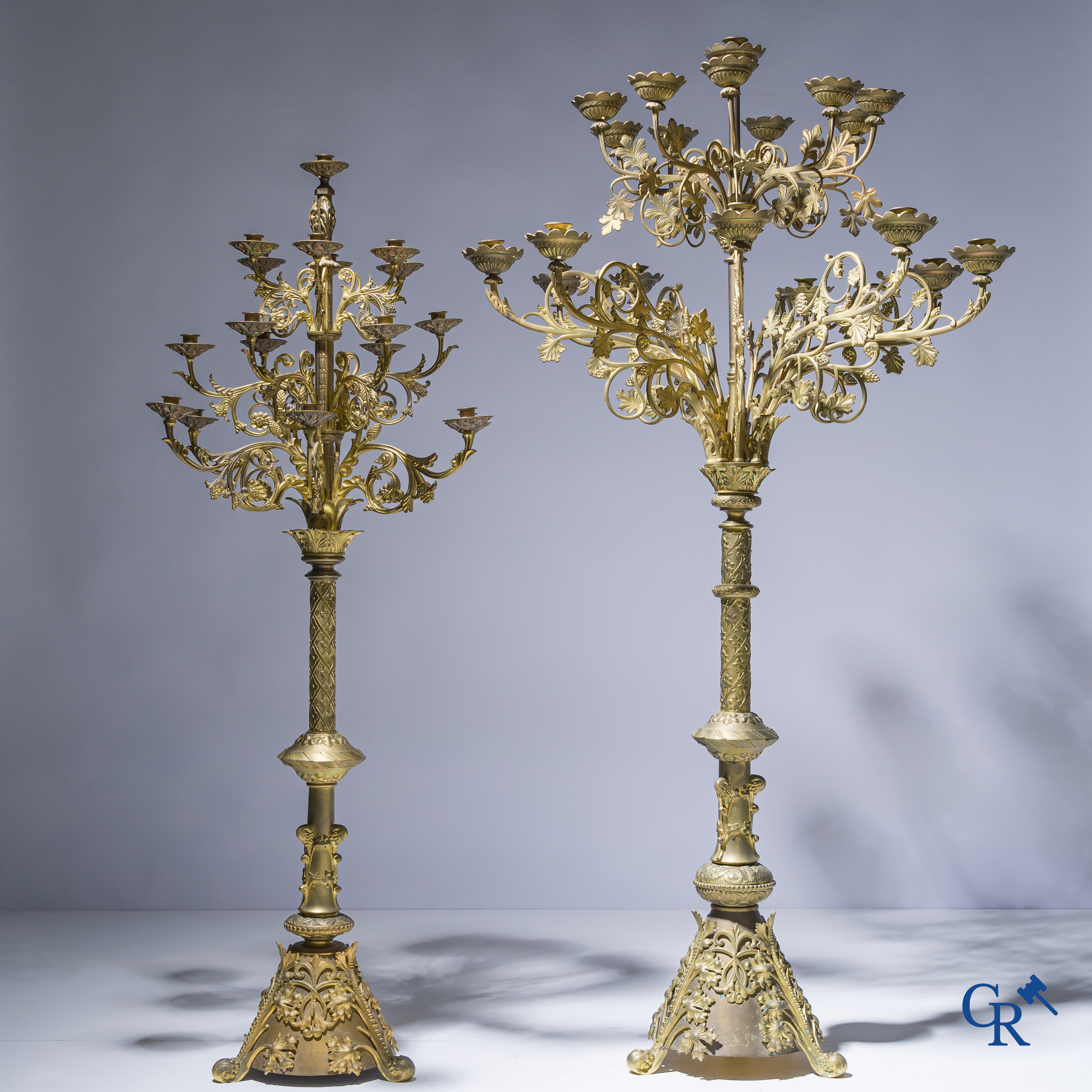 Religieuze objecten, 2 imposante bronzen kerkkandelaars in Neo-gotische stijl. Eind 19e eeuw.