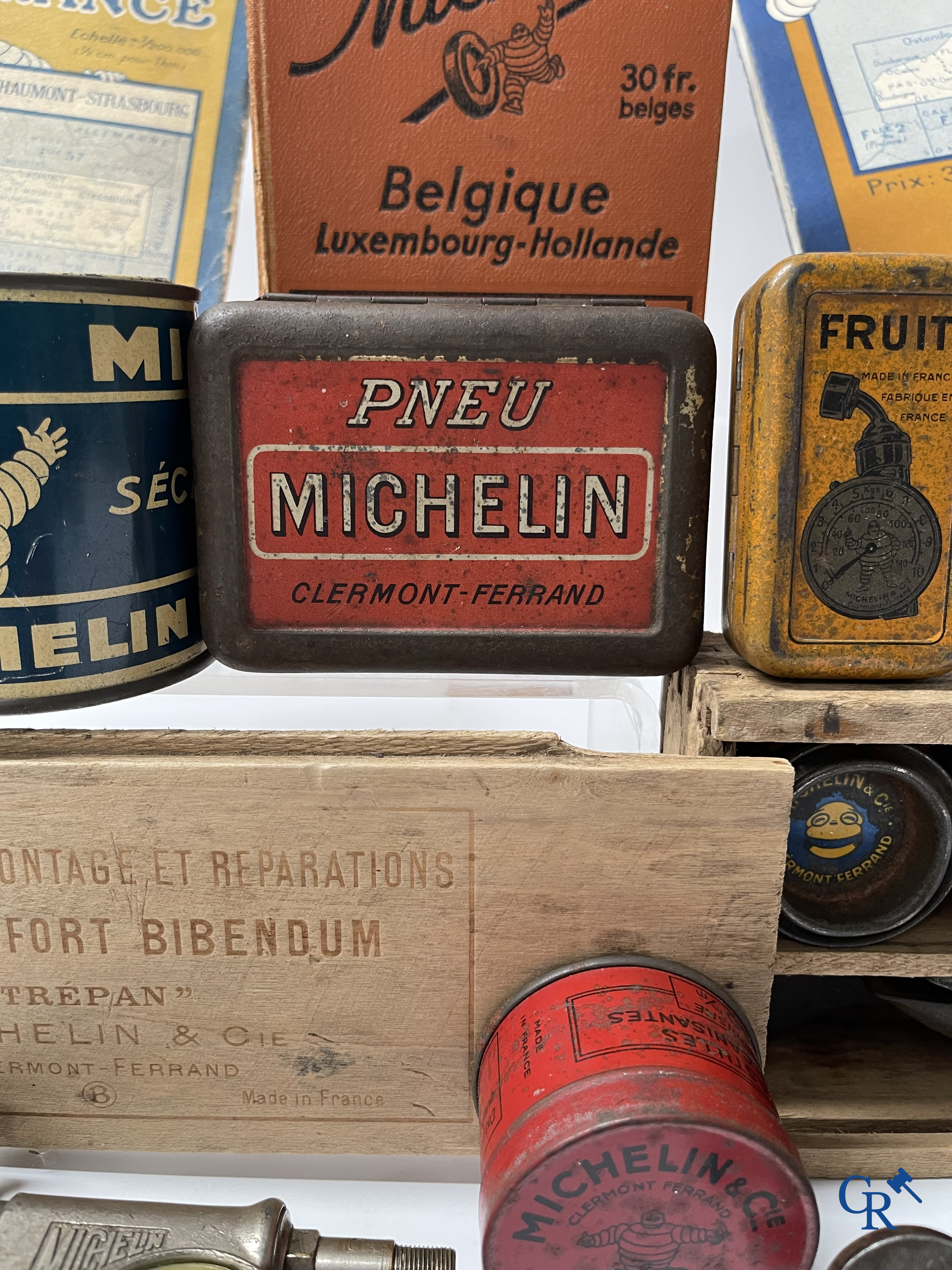 Michelin, an interesting lot with Michelin objects, mainly from the 1920's and 1930's.