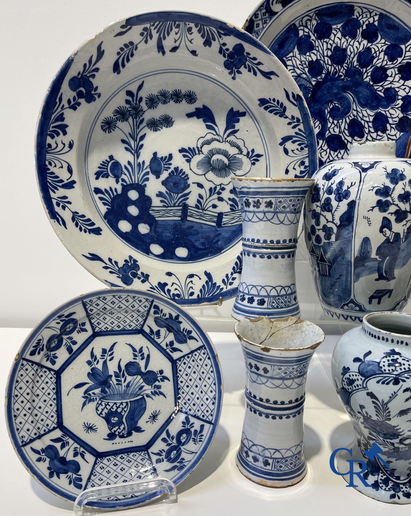Delft: 10 pièces de faïence de Delft du 18ème siècle.