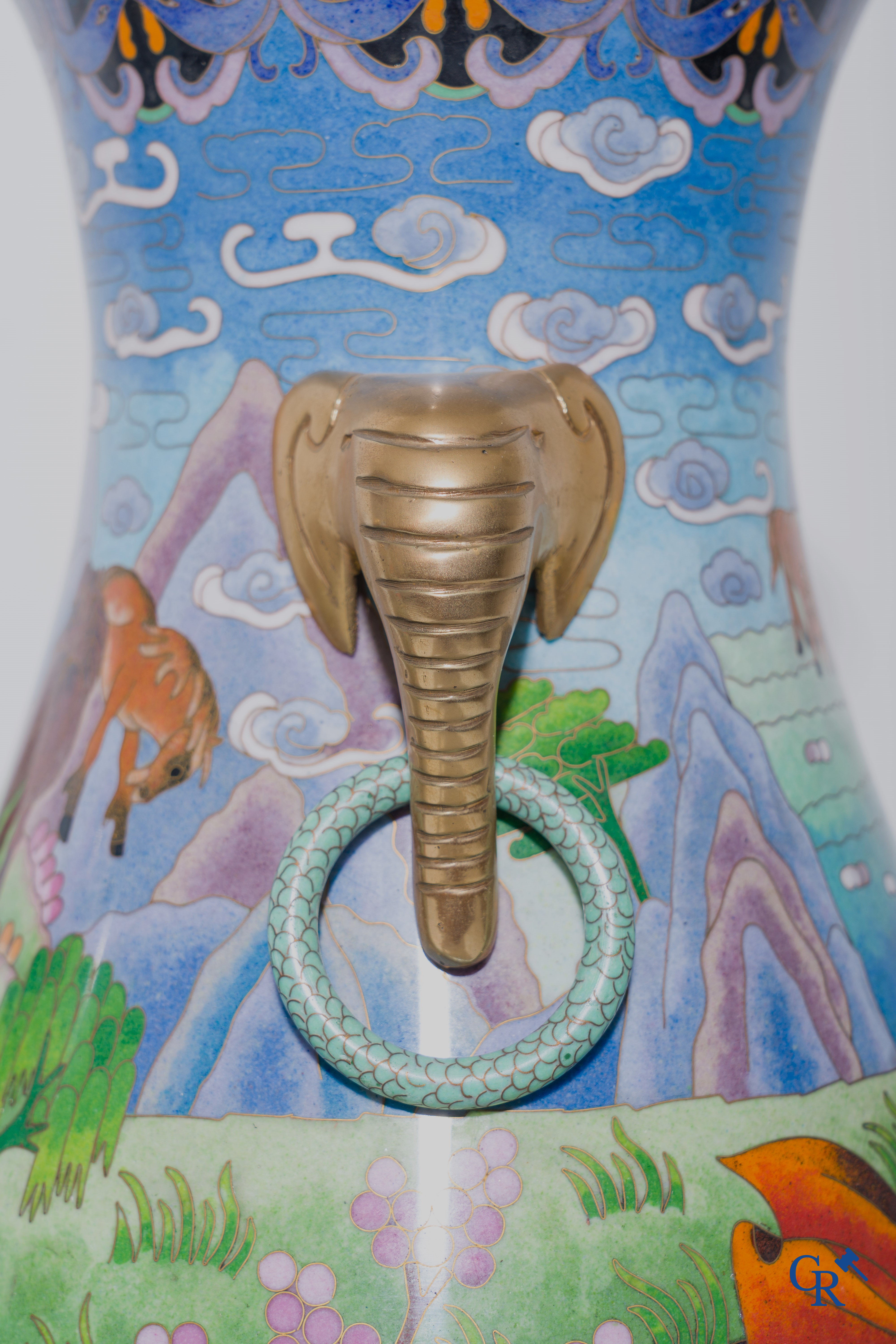 Een paar vazen in Chinese cloisonné met een decor van paarden, circa 1980.