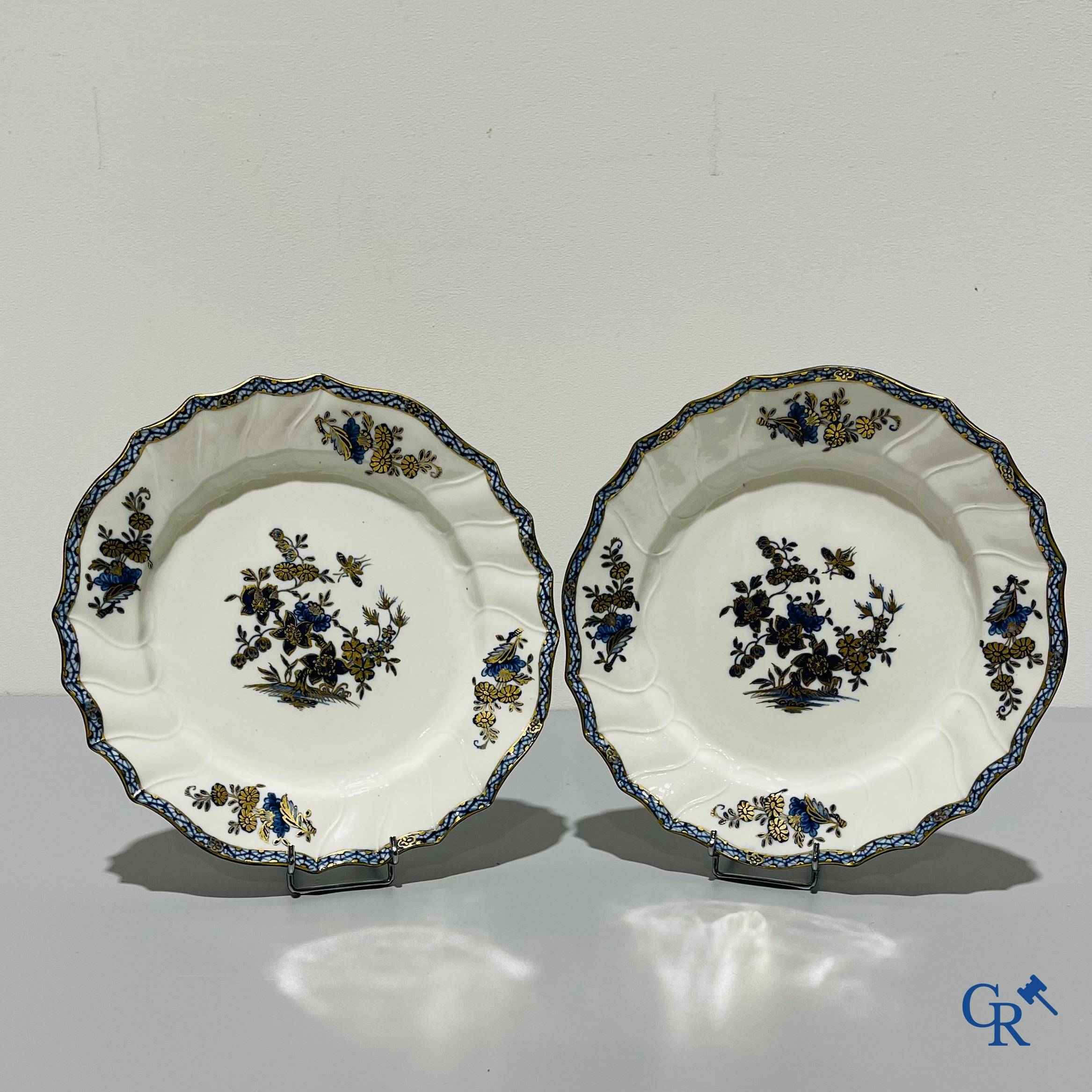 Porcelaine européenne, Tournai. 2 assiettes finement décorées et dorées aux fleurs et décor d'insectes.