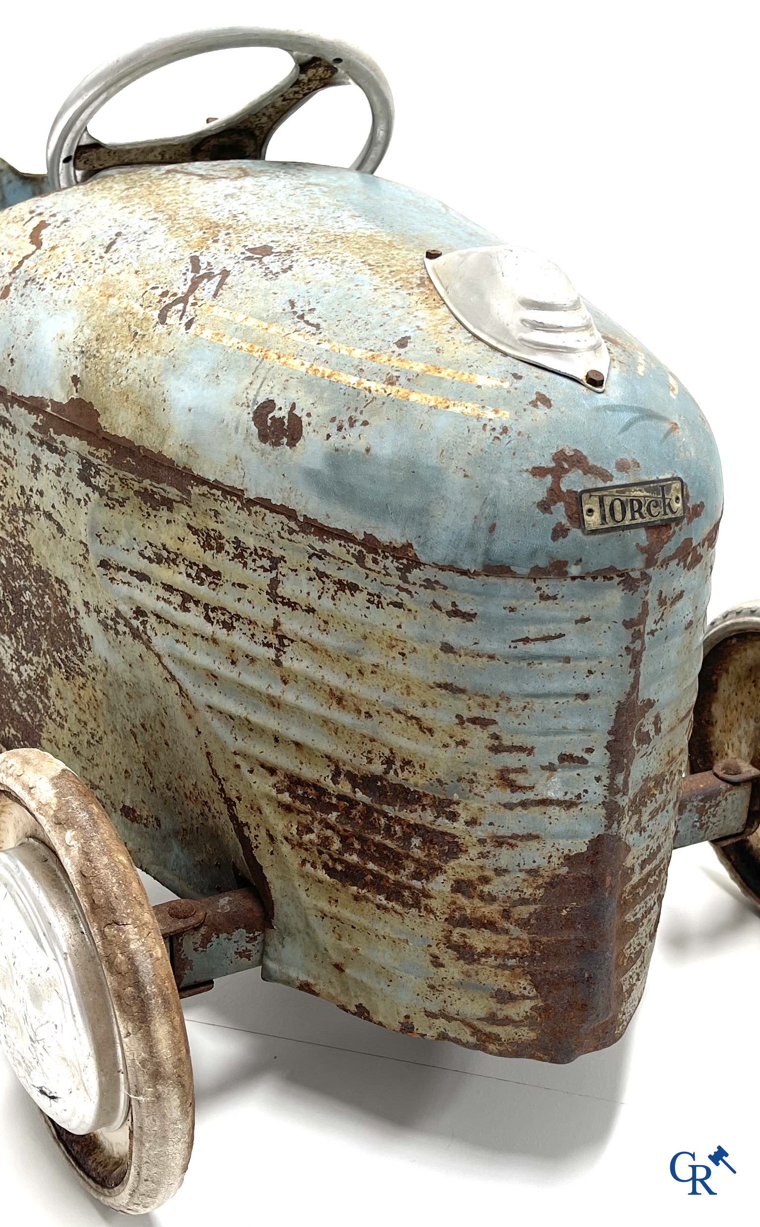 Torck, Deinze. Een trapauto in originele blauwe en witte beschildering. Met kilometerteller en uurwerk. Jaren '40.