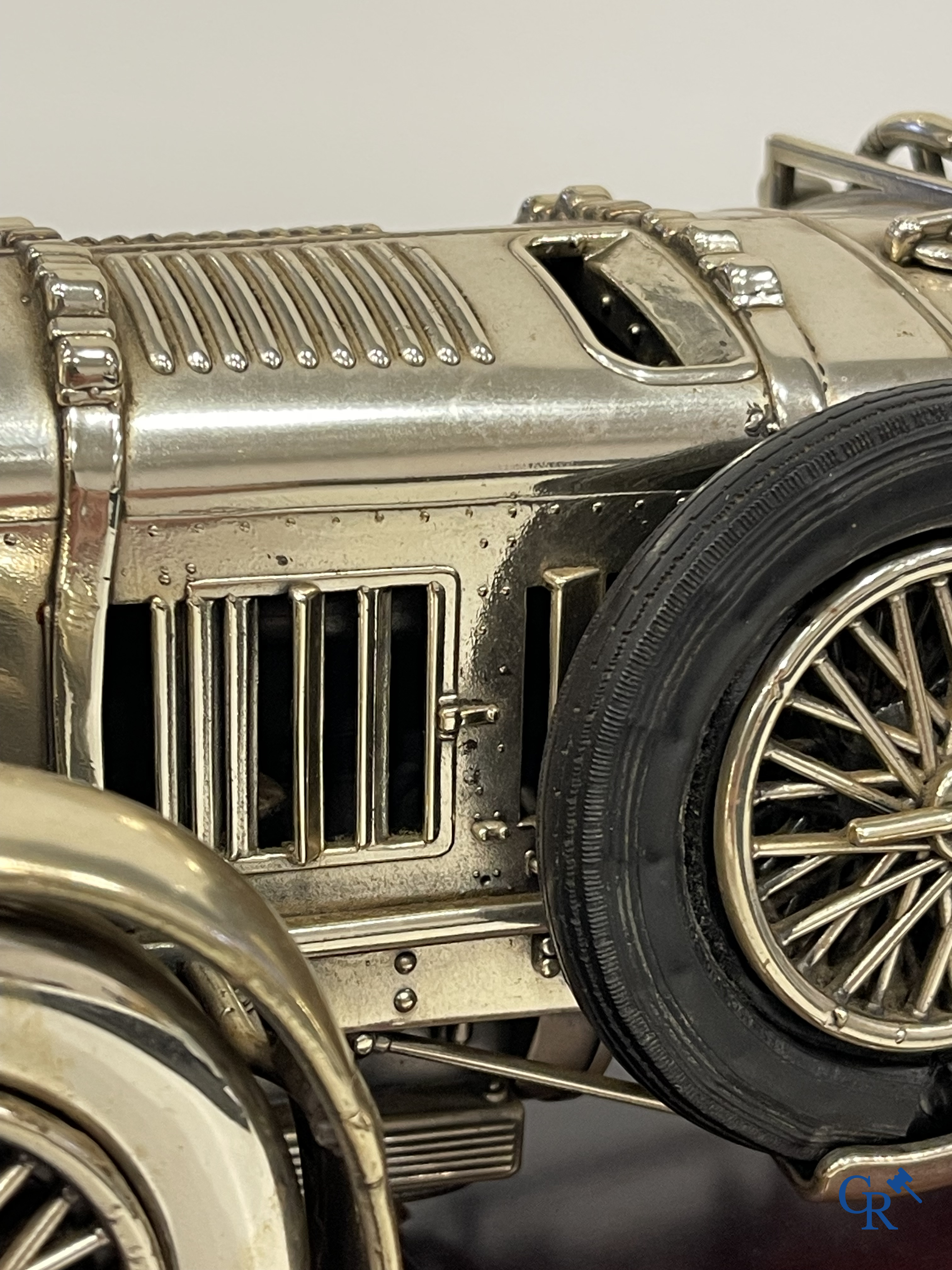 Bentley, een uitzonderlijk fijn gedetailleerd sterling zilveren 925°/00 schaalmodel van een 30 er jaren Bentley.