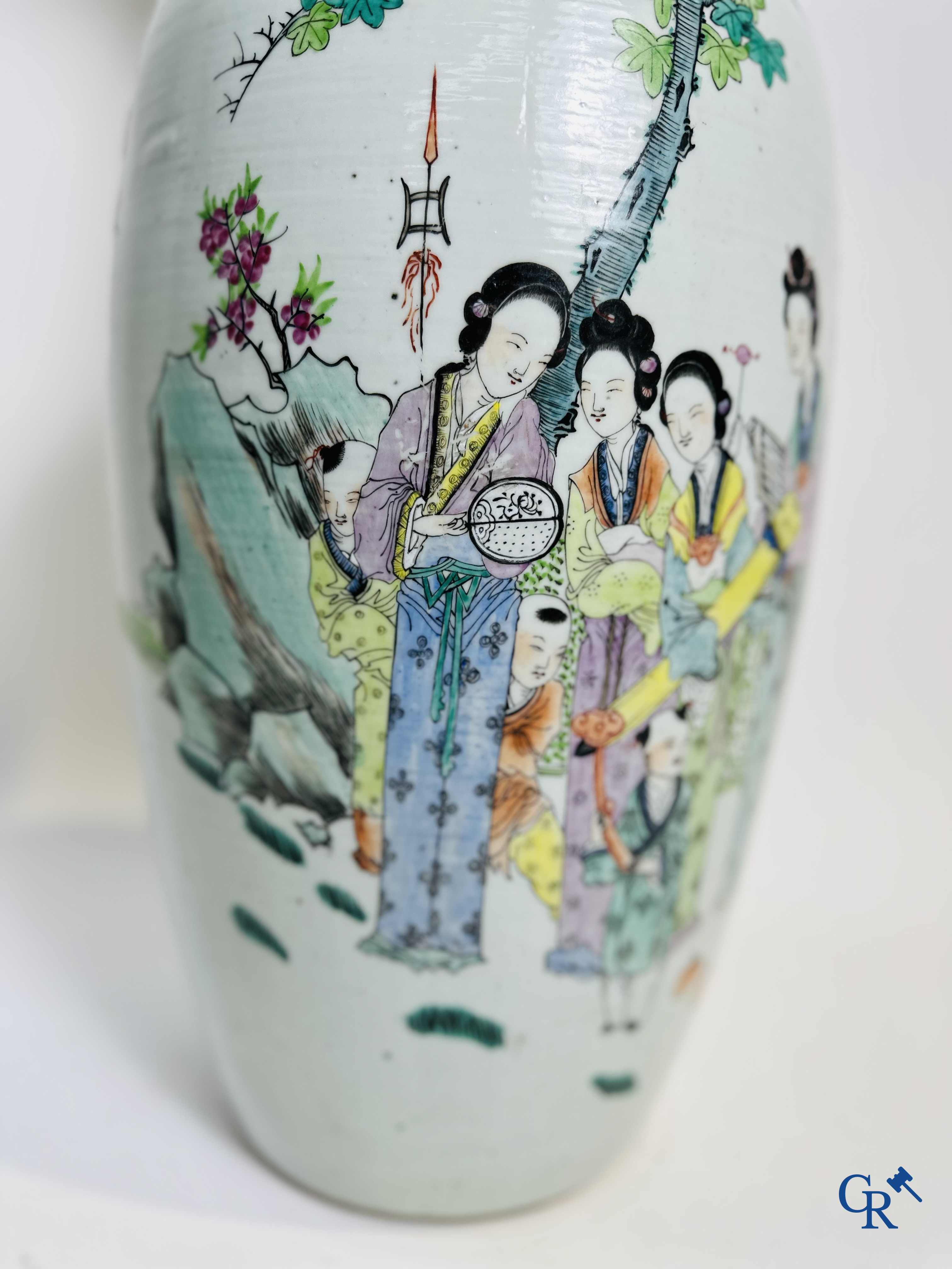 Chinees Porselein: Chinese vaas met een dubbel decor van personages en antiquiteiten.