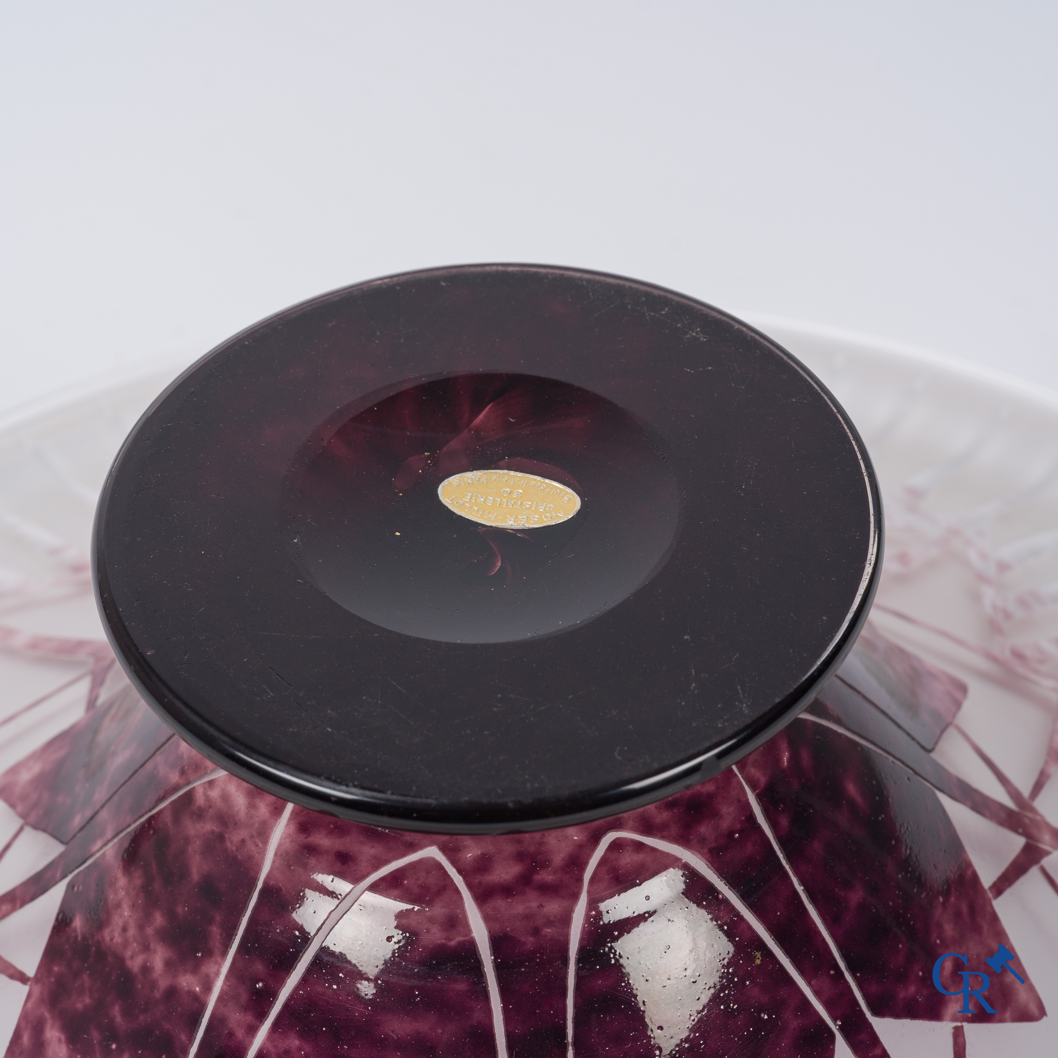 Art Deco, Moser Millot Cristallerie. Een grote schotel op voet in meerkleurig kristal. Gemerkt. Circa 1930.