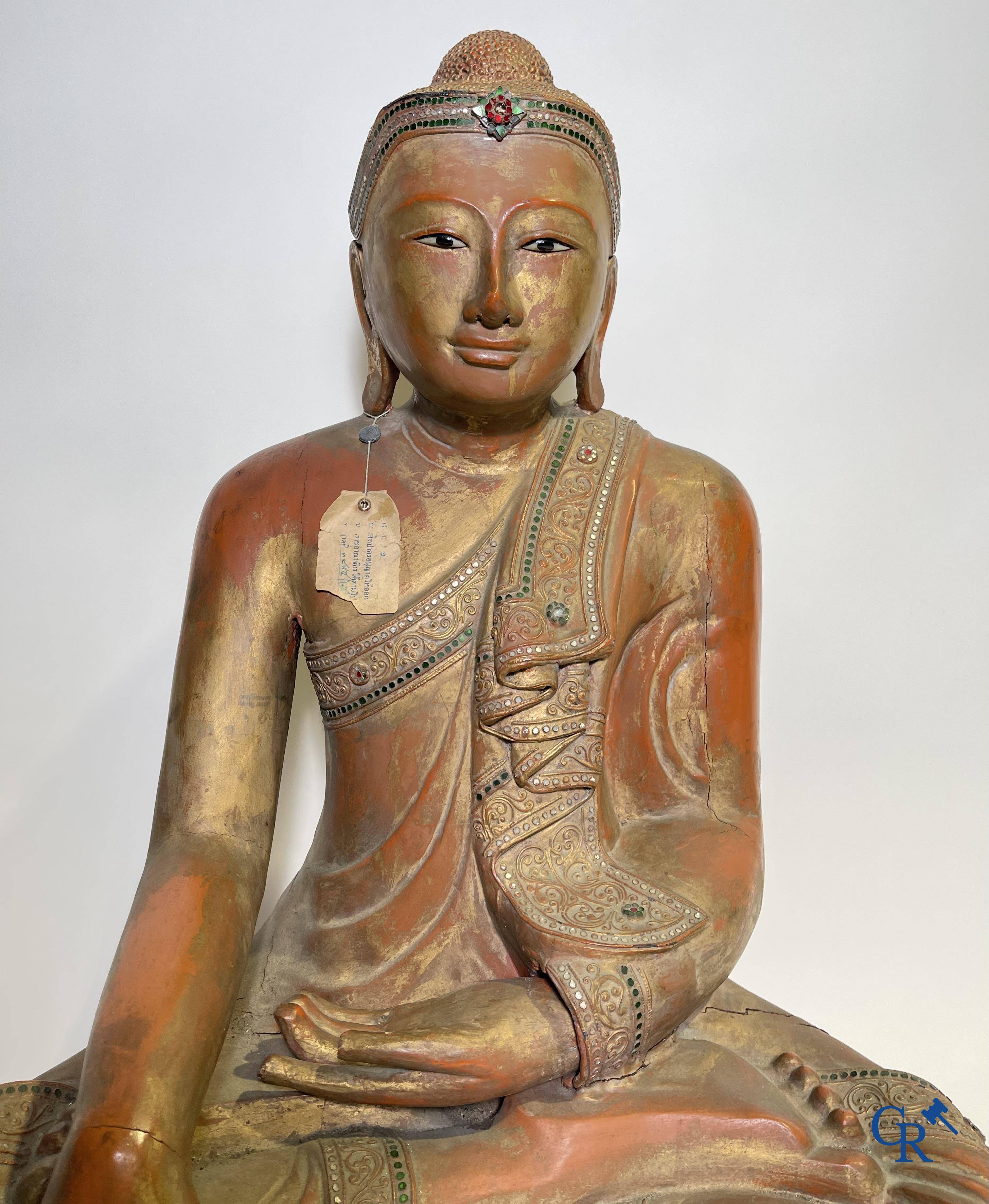 Imposing wooden lacquered Bouddha. Burma, 19th century.