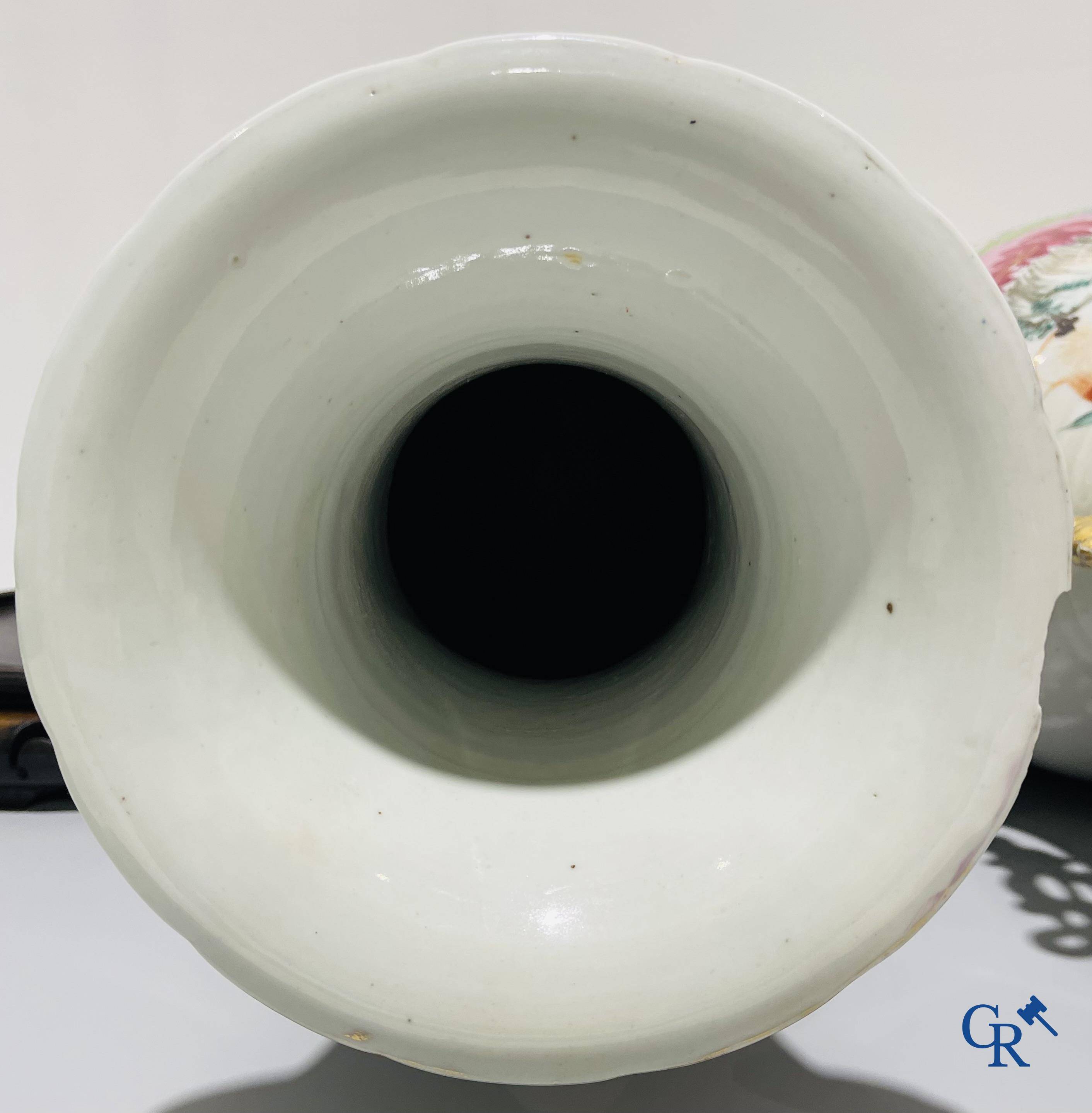 Art Asiatique, porcelaine chinoise. Une paire de vases chinois avec calligraphie.