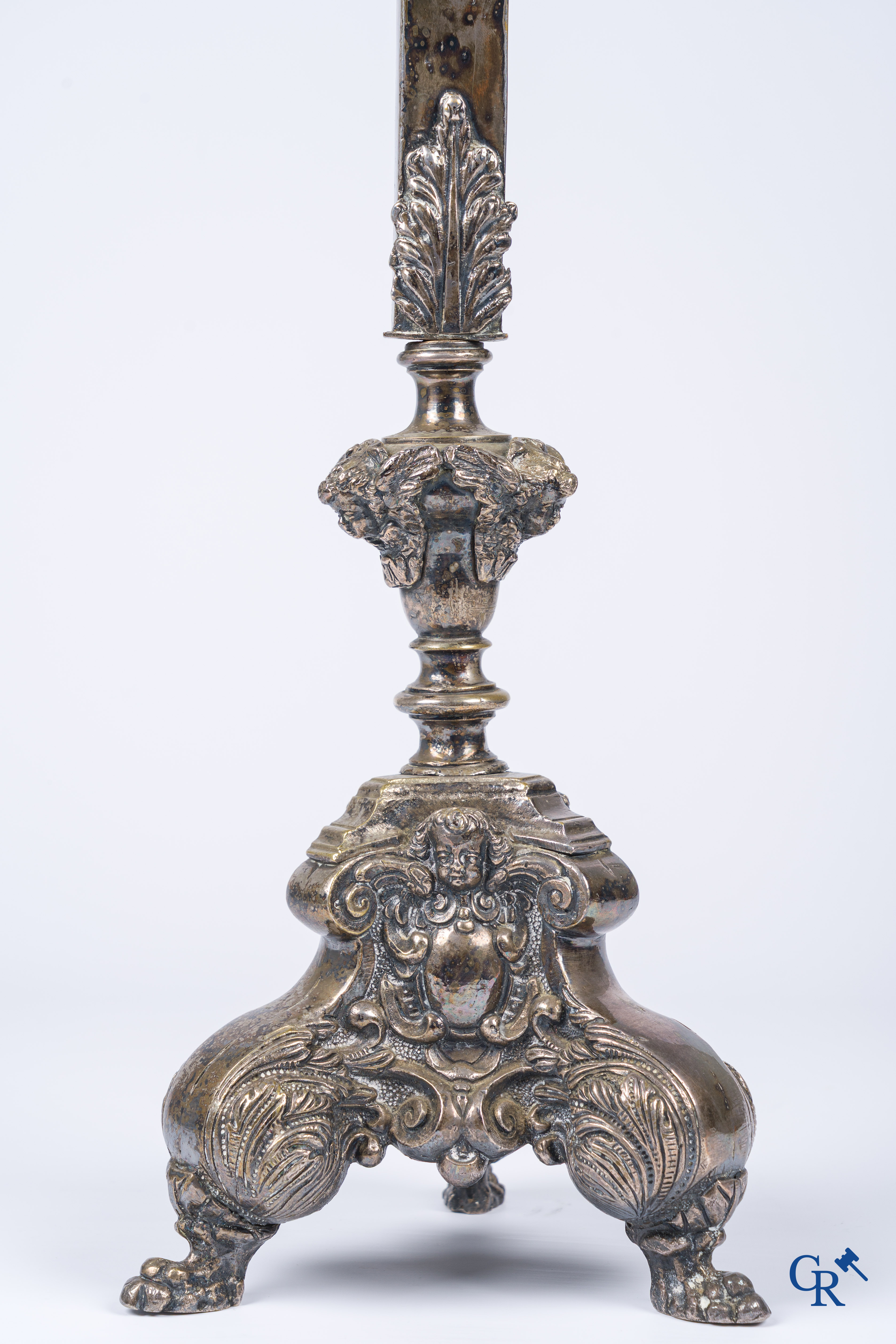Religieuze objecten. Een groot verzilverd bronzen kruisbeeld. Barok, 17e-18e eeuw.