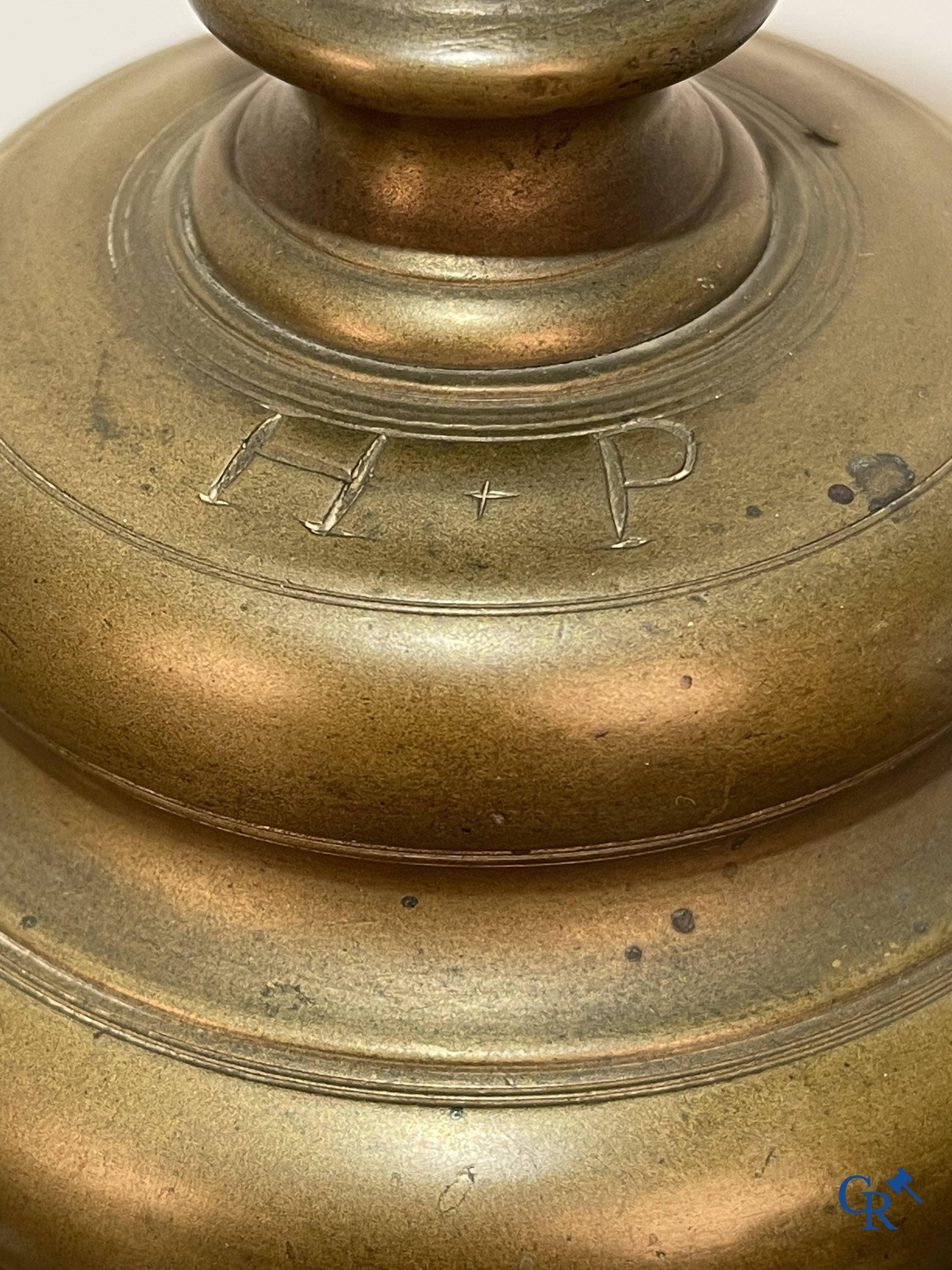 Un lot avec plusieurs chandeliers en bronze. 17ème/18ème/19ème siècle.