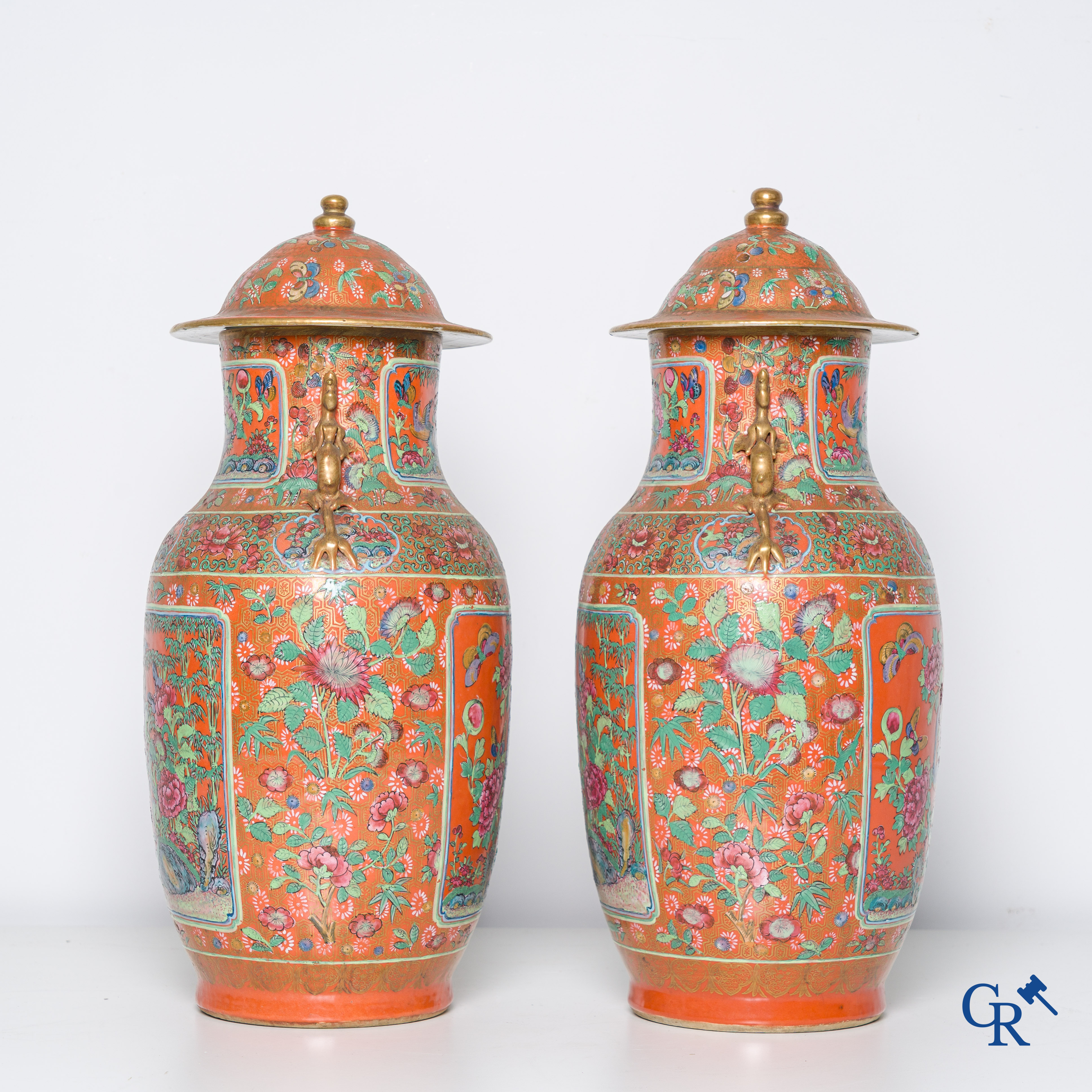 Asian Art, Chinese porcelain, a pair of Chinese Canton lid vases. 19th century.