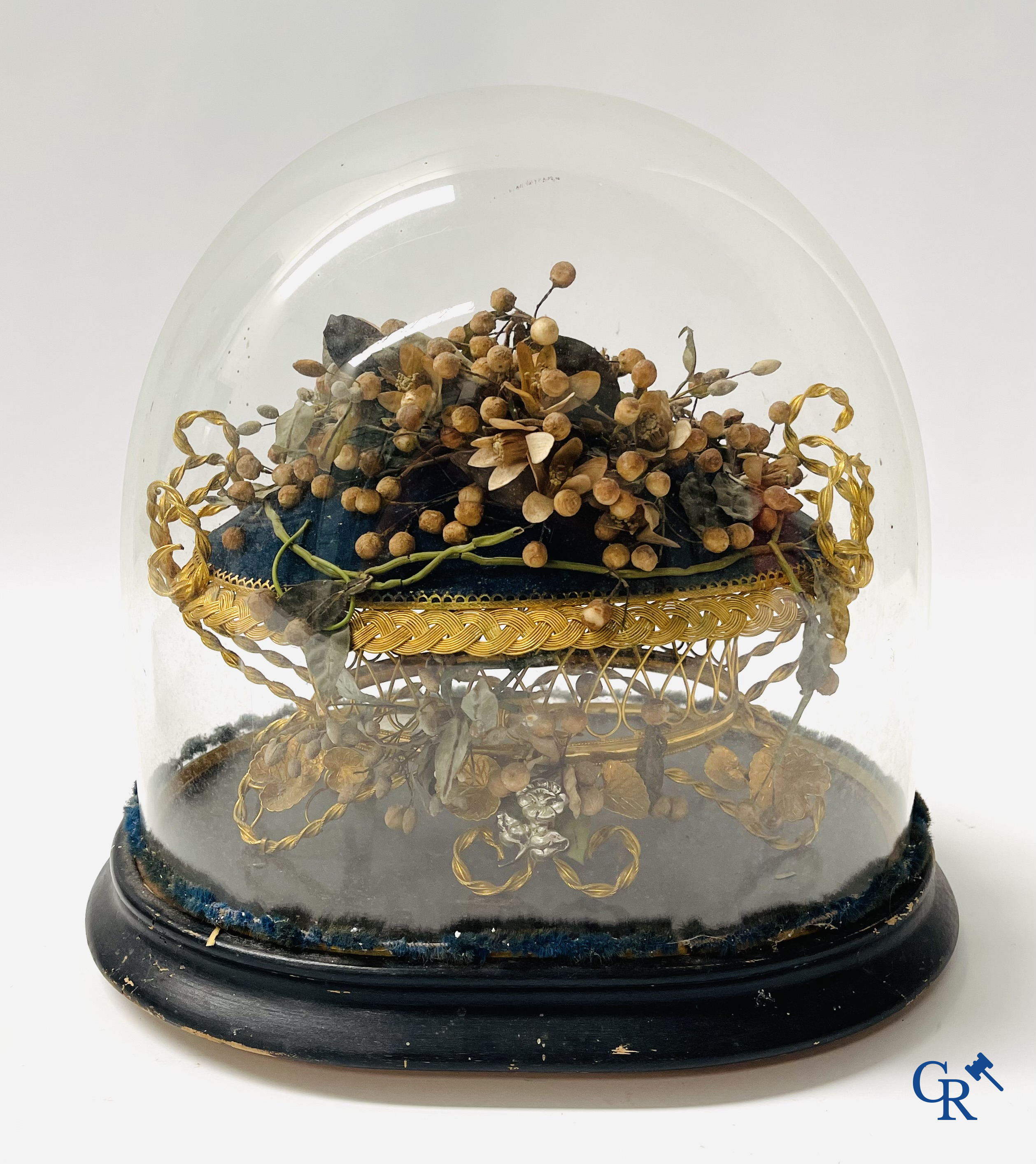 2 glass domes with a bridal bouquet on a cushion with a foot in gilded metal and a foot in Paris porcelain.