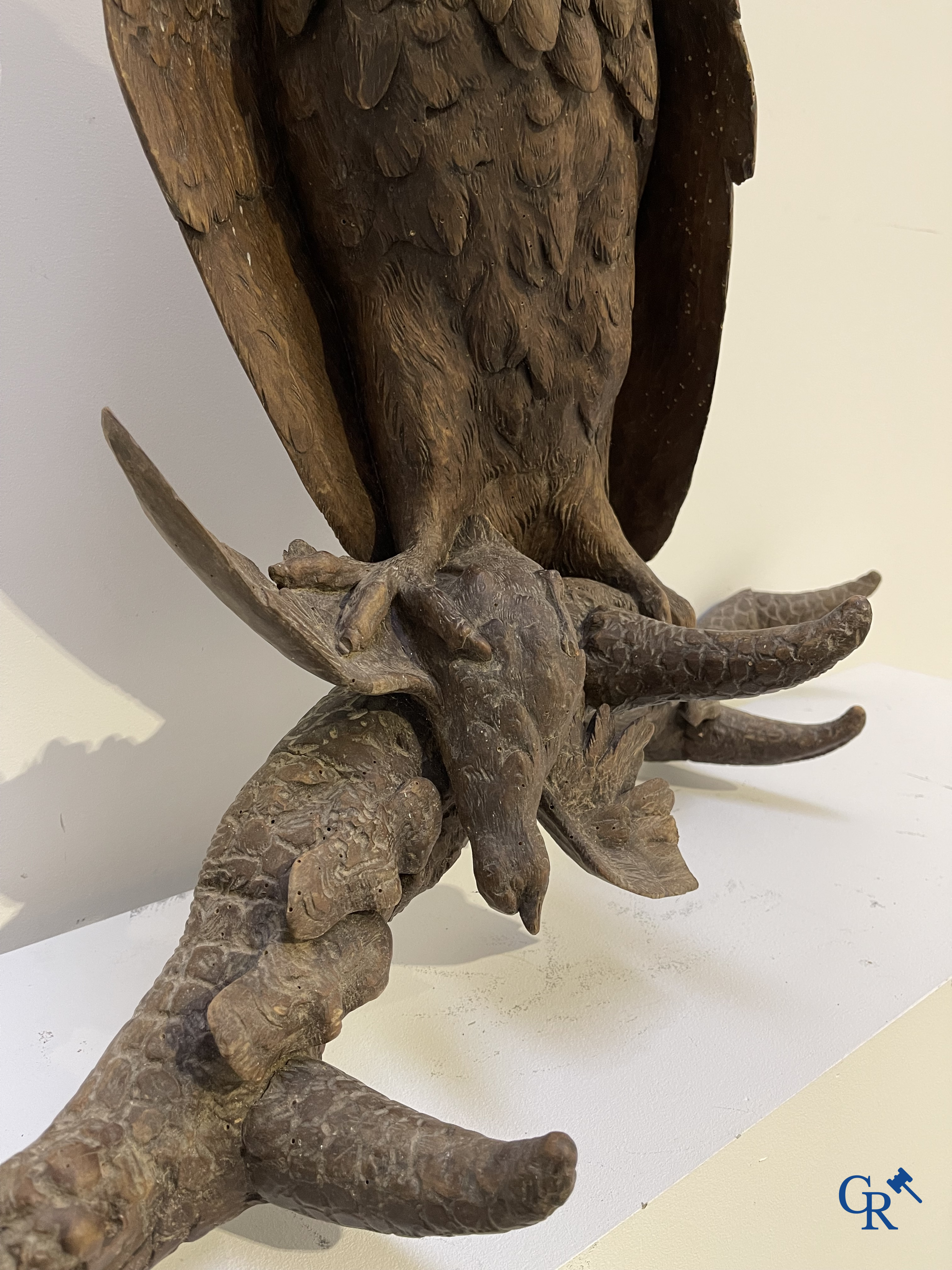 Zwarte Woud, een porte-manteau in zogenaamd "Black Forest" houtsnijwerk, een uil met prooi voorstellend. Eind 19e eeuw.