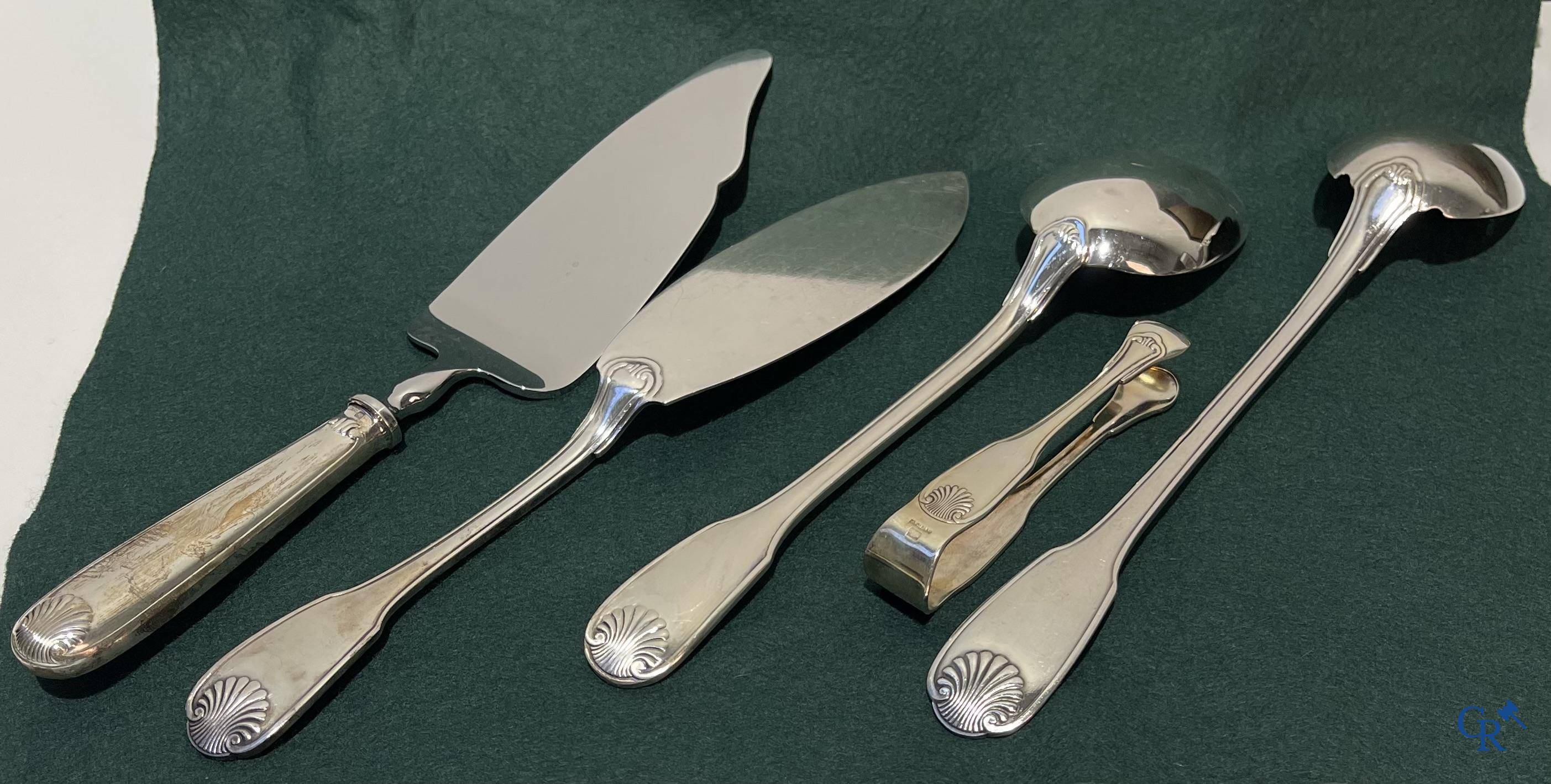 Christofle: une boîte à couverts de 155 pièces modèle Vendôme dans sa boîte de rangement d'origine.